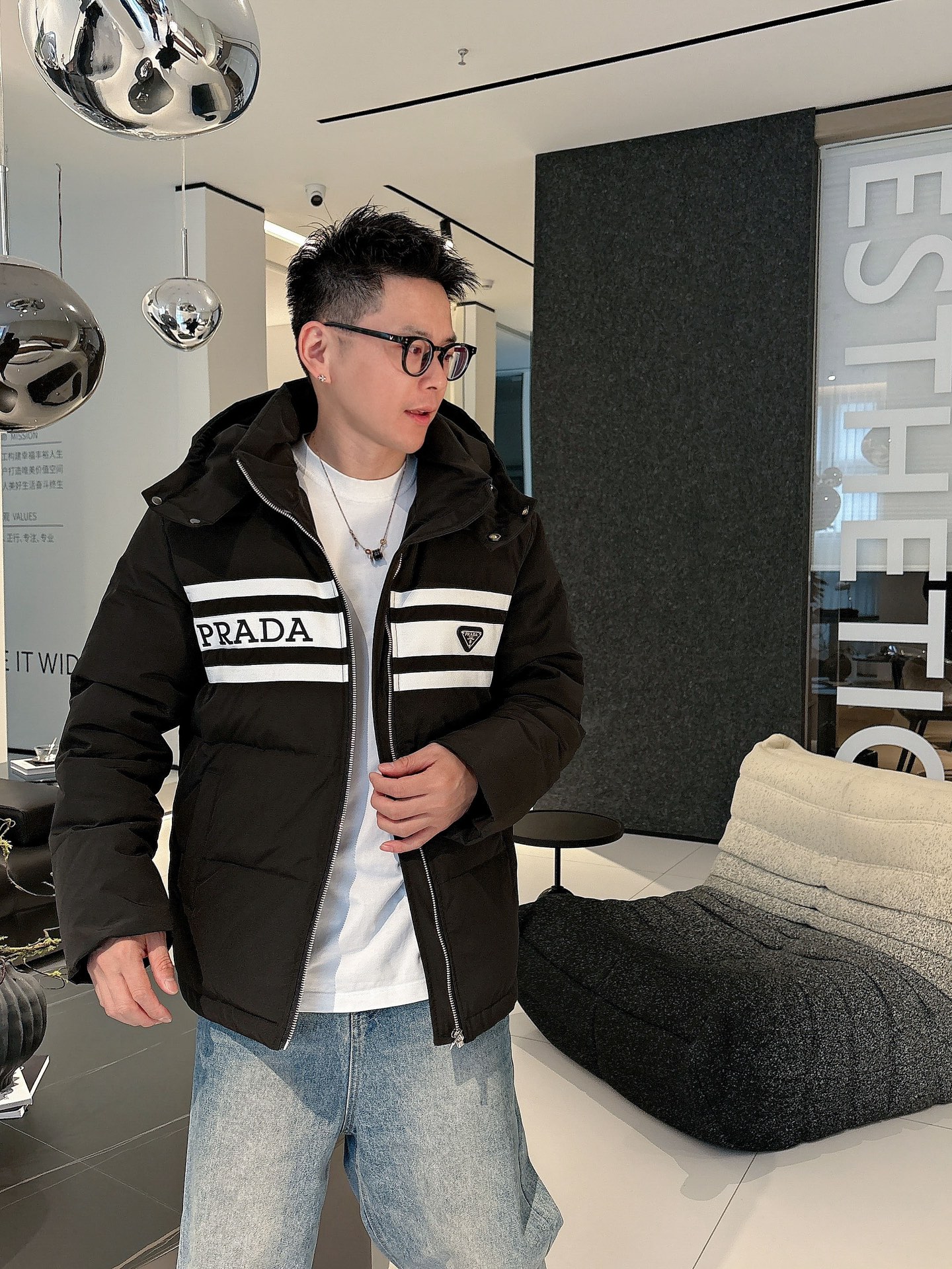 普拉达 官网款2025秋冬新款羽绒服。这款号称羽绒服届最高端的，全部90绒的三标齐全带着经典的Logo组