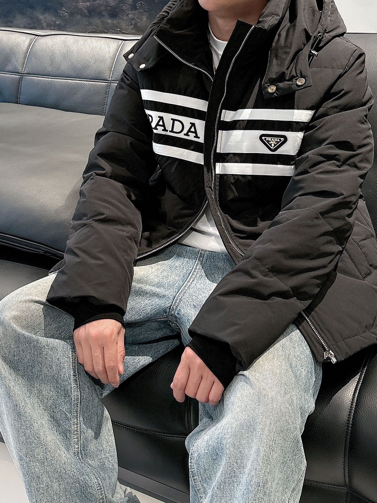 普拉达 官网款2025秋冬新款羽绒服。这款号称羽绒服届最高端的，全部90绒的三标齐全带着经典的Logo组