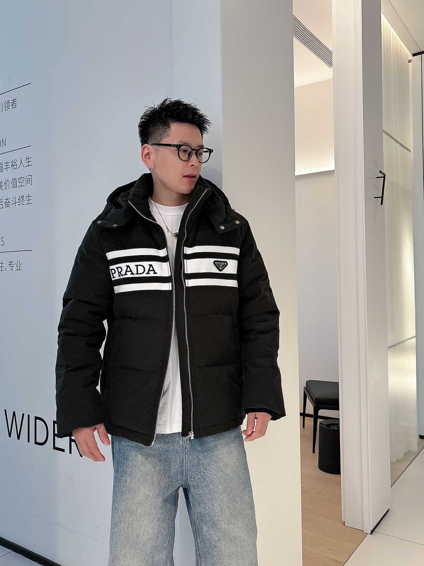 普拉达 官网款2025秋冬新款羽绒服。这款号称羽绒服届最高端的，全部90绒的三标齐全带着经典的Logo组