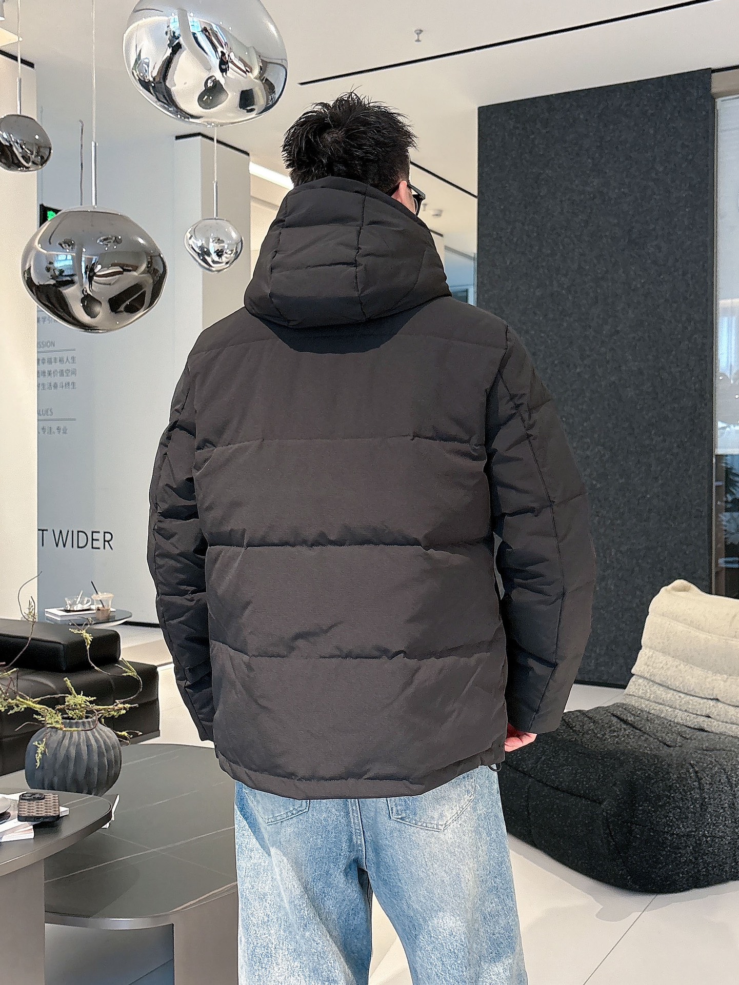 普拉达 官网款2025秋冬新款羽绒服。这款号称羽绒服届最高端的，全部90绒的三标齐全带着经典的Logo组