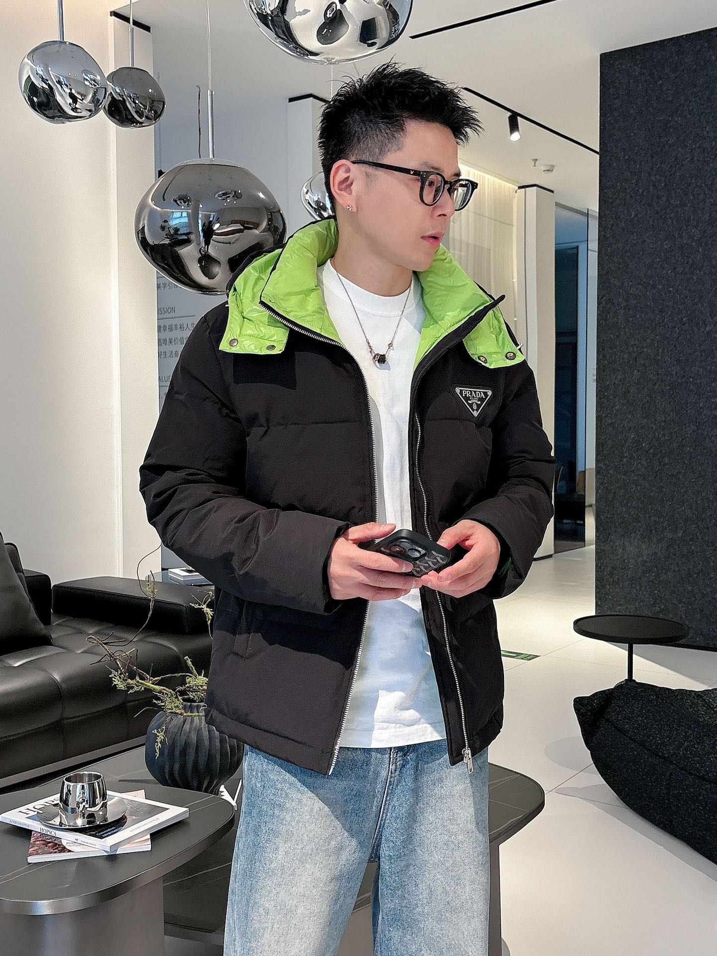 普拉达 官网款2025秋冬新款羽绒服。这款号称羽绒服届最高端的，全部90绒的三标齐全带着经典的Logo组