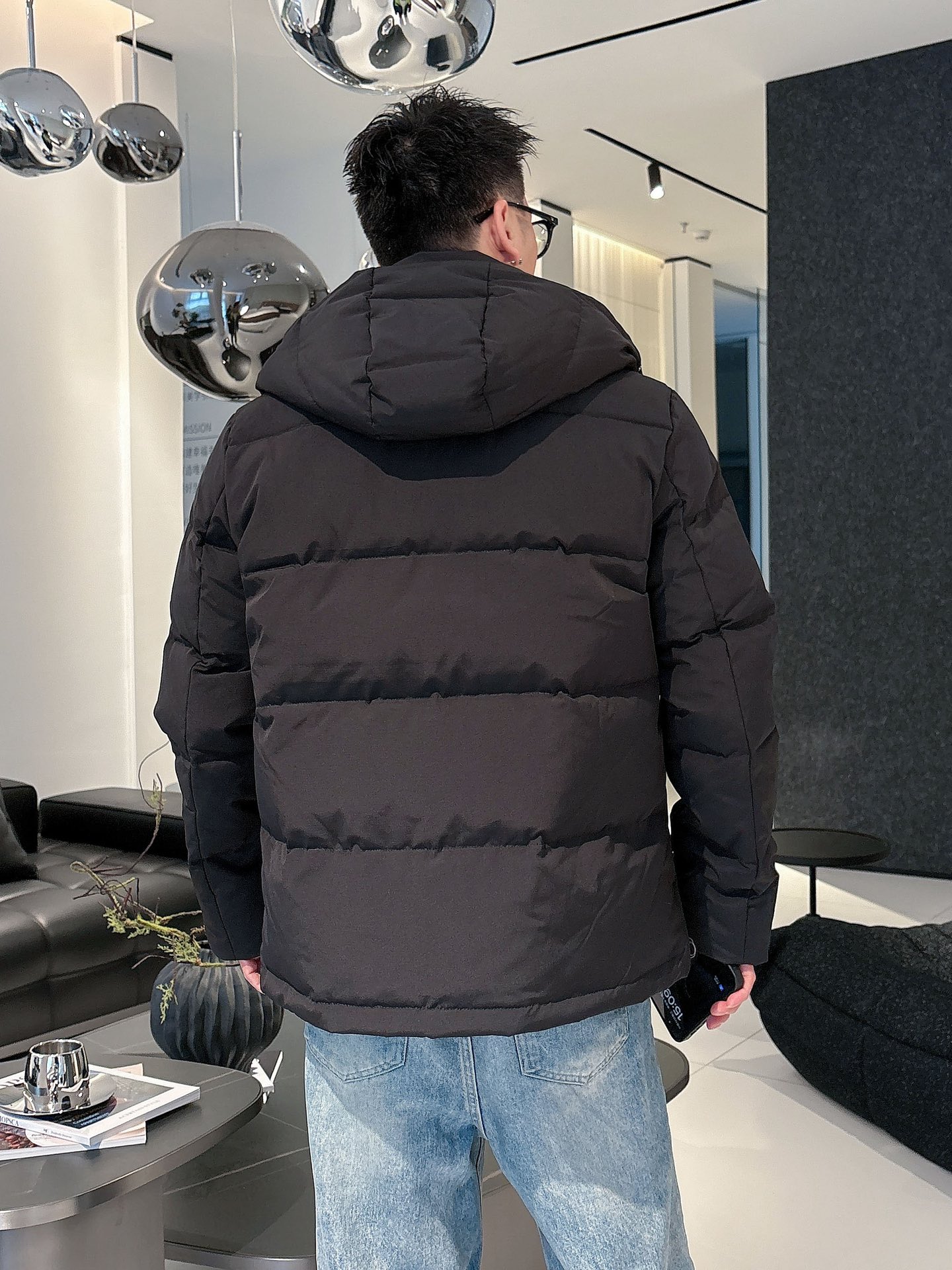 普拉达 官网款2025秋冬新款羽绒服。这款号称羽绒服届最高端的，全部90绒的三标齐全带着经典的Logo组