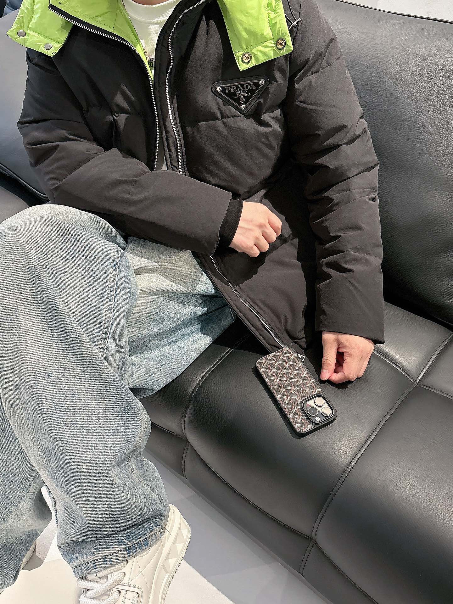 普拉达 官网款2025秋冬新款羽绒服。这款号称羽绒服届最高端的，全部90绒的三标齐全带着经典的Logo组