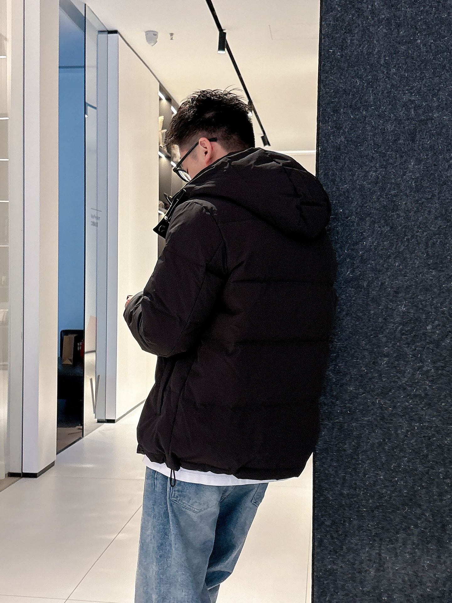 普拉达 官网款2025秋冬新款羽绒服。这款号称羽绒服届最高端的，全部90绒的三标齐全带着经典的Logo组