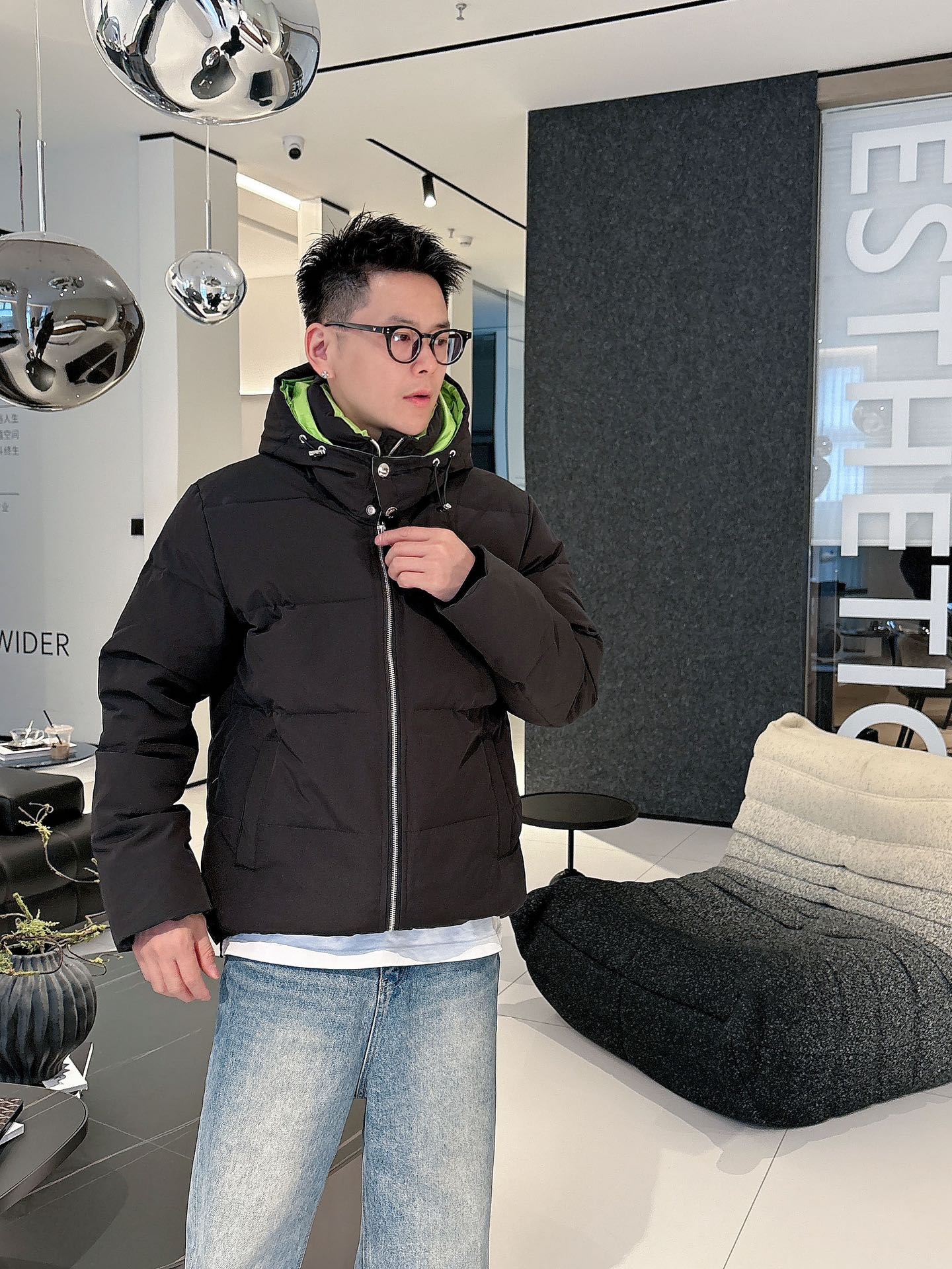 普拉达 官网款2025秋冬新款羽绒服。这款号称羽绒服届最高端的，全部90绒的三标齐全带着经典的Logo组