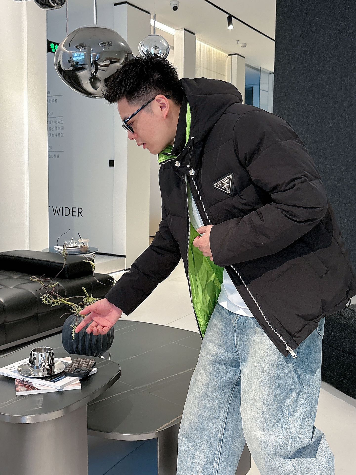 普拉达 官网款2025秋冬新款羽绒服。这款号称羽绒服届最高端的，全部90绒的三标齐全带着经典的Logo组