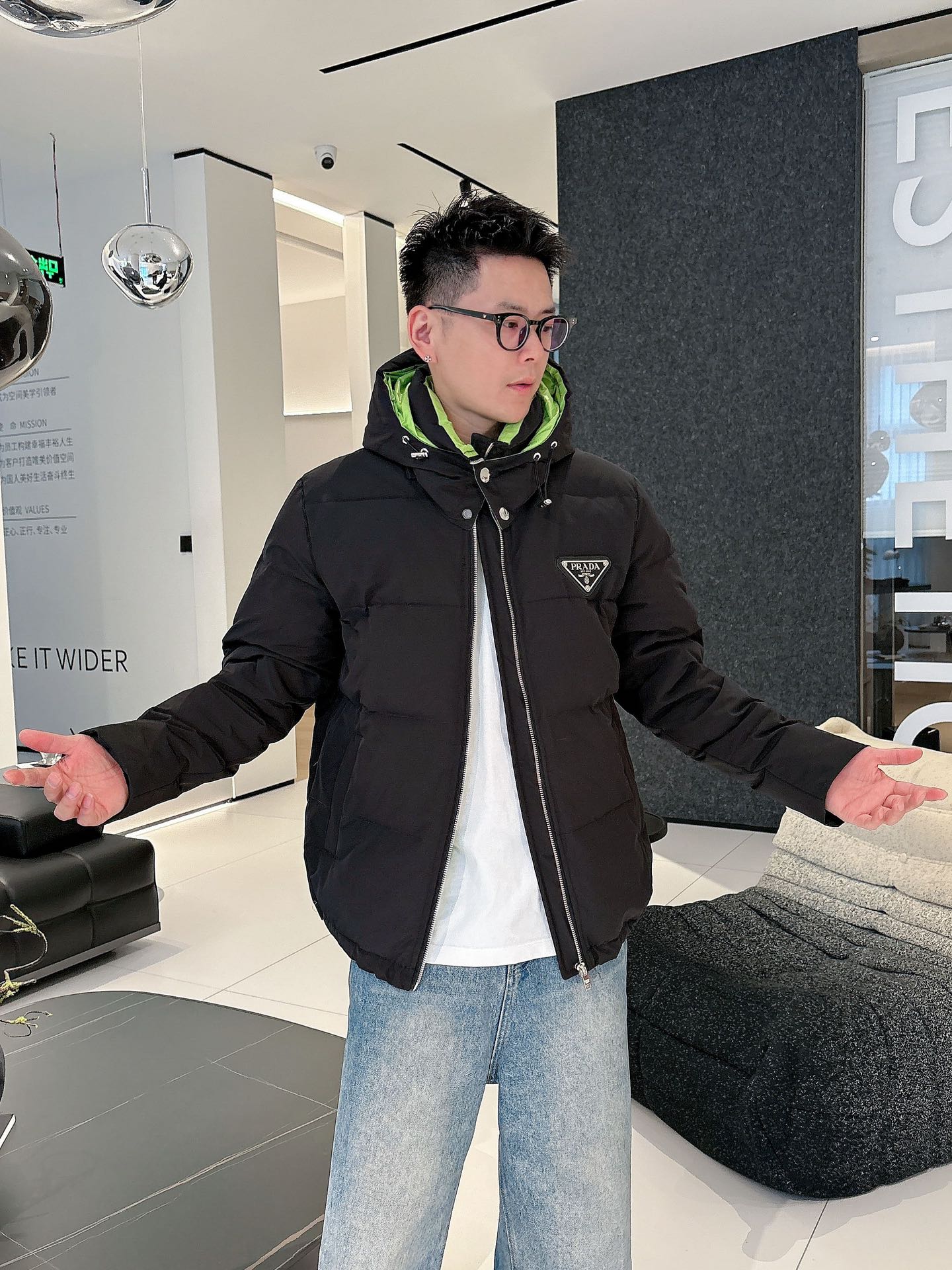 普拉达 官网款2025秋冬新款羽绒服。这款号称羽绒服届最高端的，全部90绒的三标齐全带着经典的Logo组