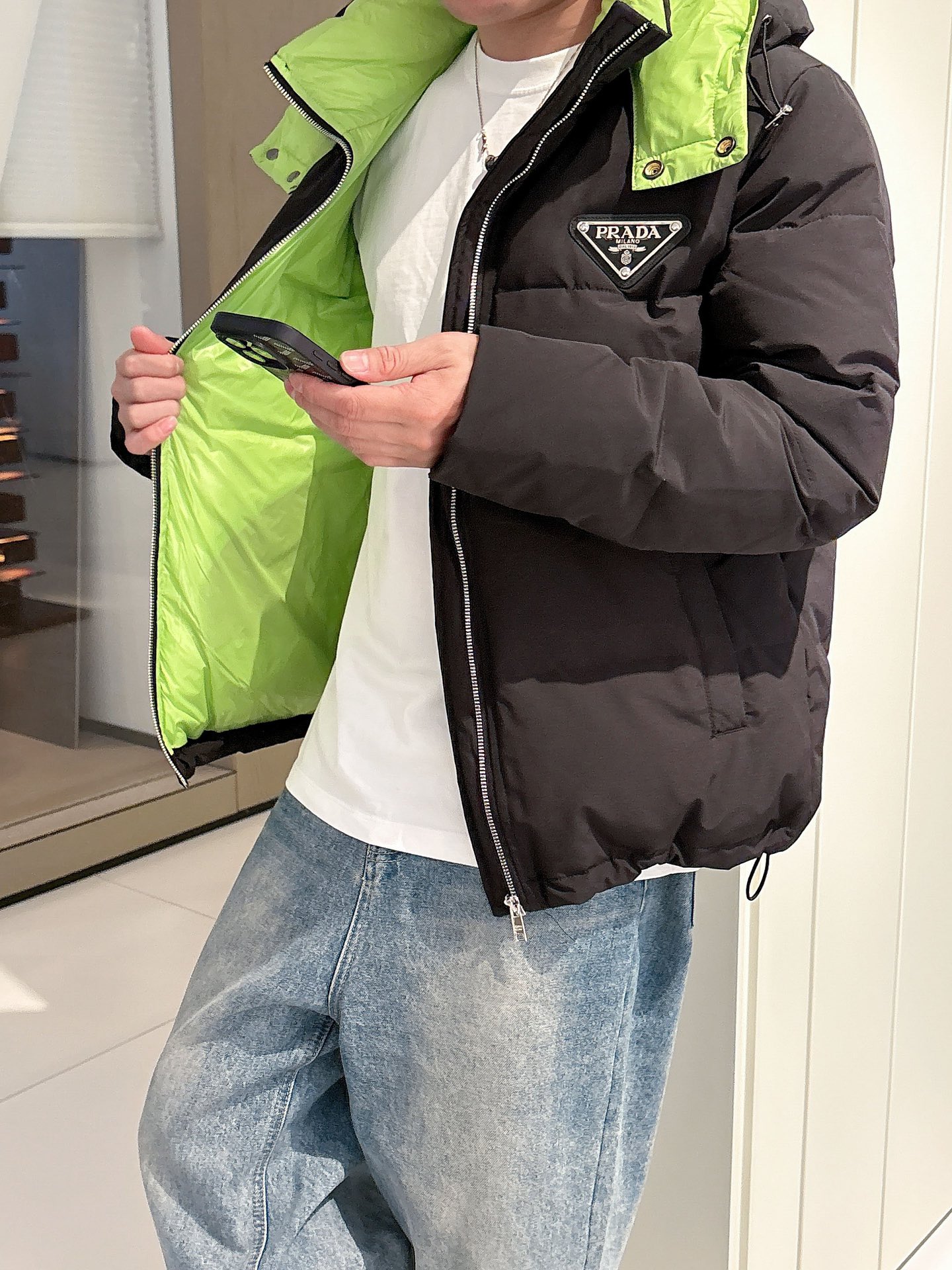 普拉达 官网款2025秋冬新款羽绒服。这款号称羽绒服届最高端的，全部90绒的三标齐全带着经典的Logo组