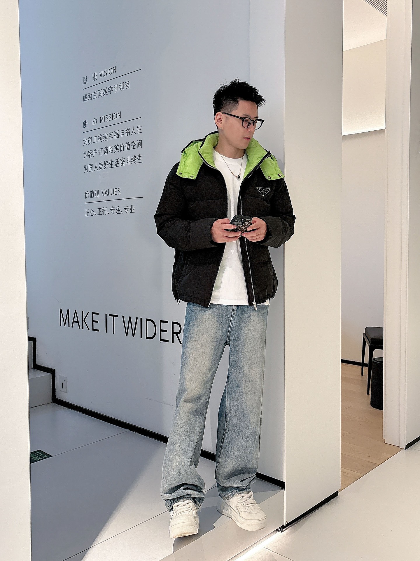 普拉达 官网款2025秋冬新款羽绒服。这款号称羽绒服届最高端的，全部90绒的三标齐全带着经典的Logo组