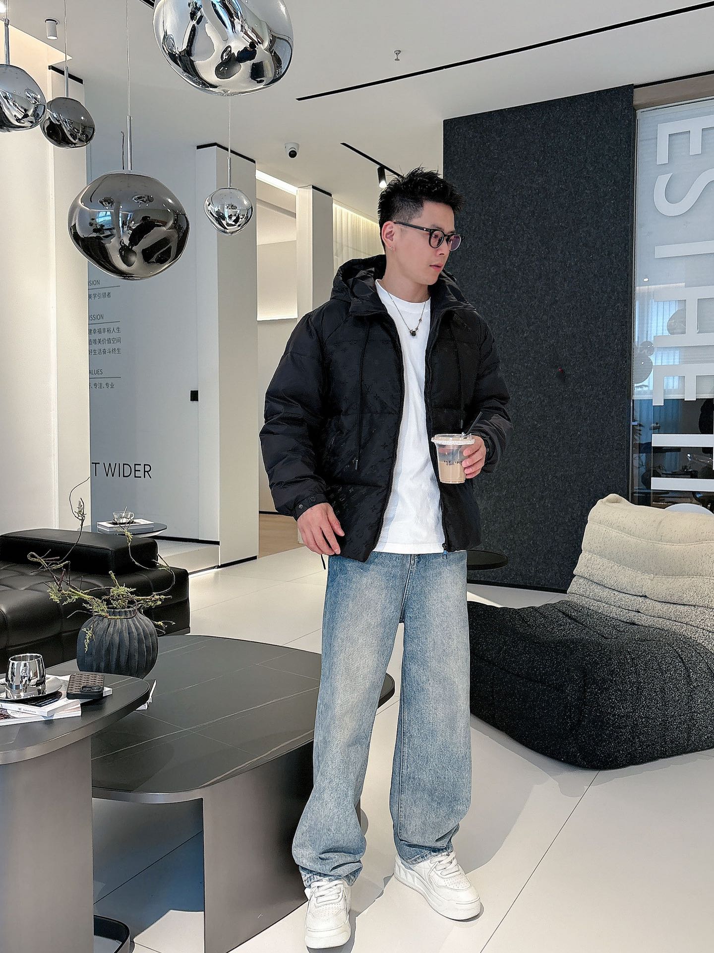 LV 官网款2025秋冬新款羽绒服。这款号称羽绒服届最高端的，全部90绒的三标齐全带着经典的Logo组合