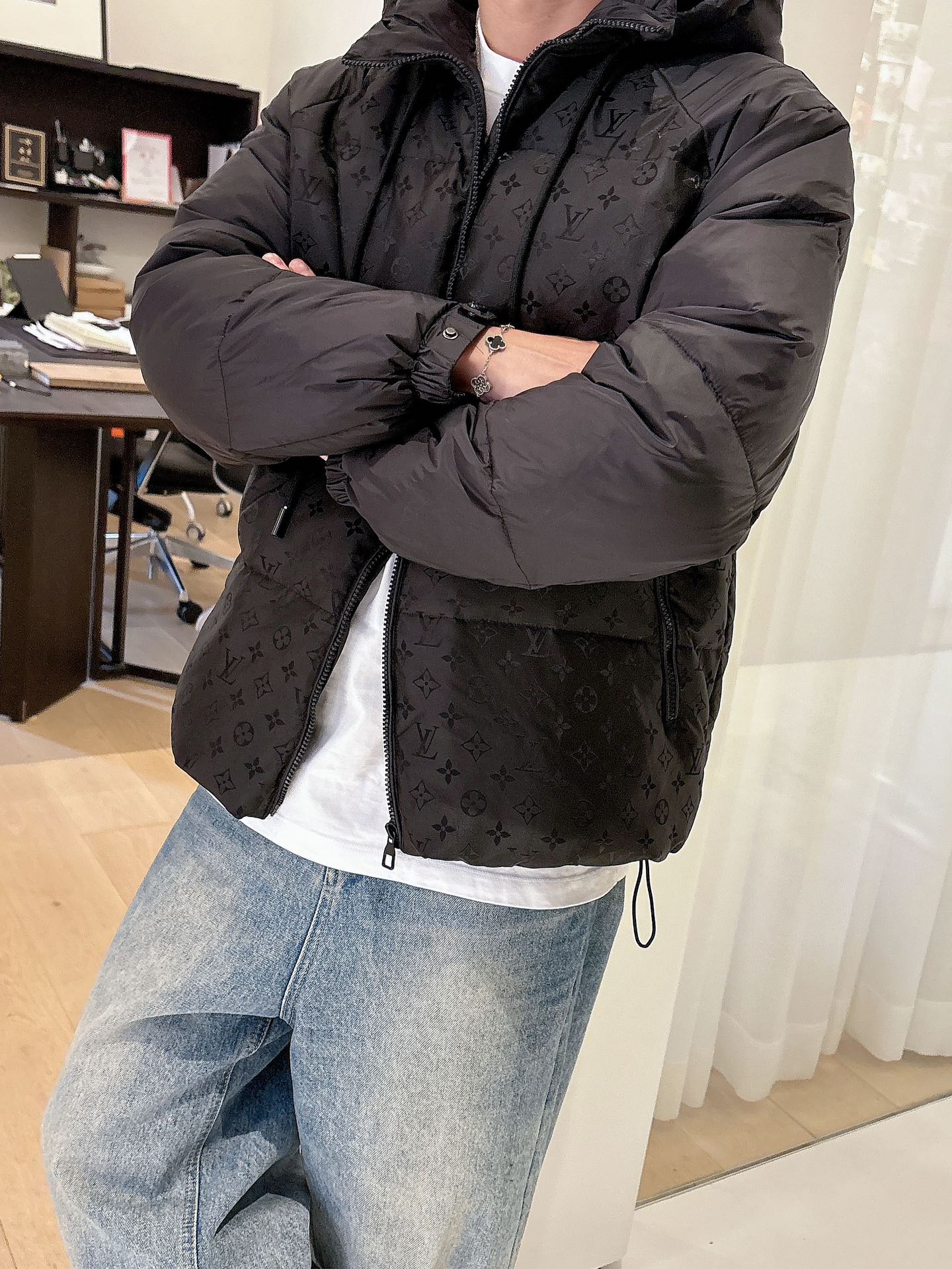 LV 官网款2025秋冬新款羽绒服。这款号称羽绒服届最高端的，全部90绒的三标齐全带着经典的Logo组合