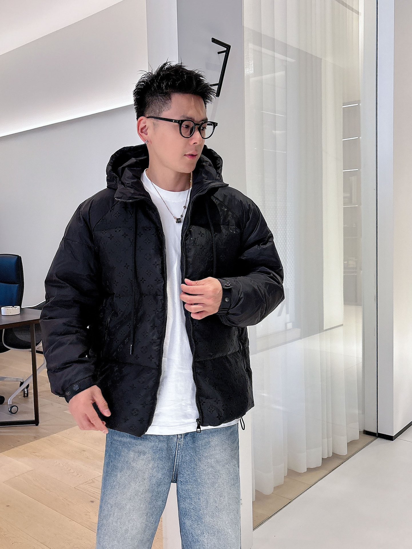 LV 官网款2025秋冬新款羽绒服。这款号称羽绒服届最高端的，全部90绒的三标齐全带着经典的Logo组合