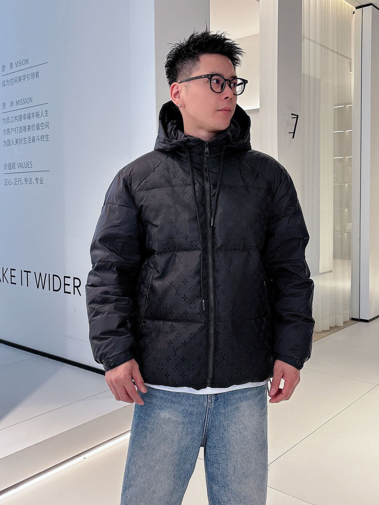 LV 官网款2025秋冬新款羽绒服。这款号称羽绒服届最高端的，全部90绒的三标齐全带着经典的Logo组合