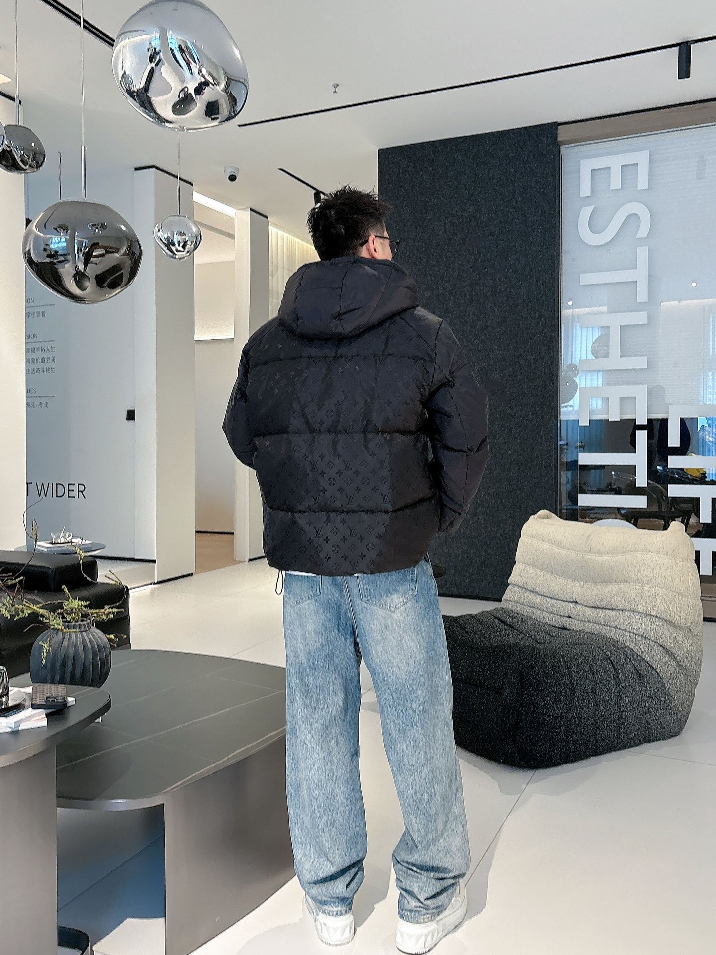 LV 官网款2025秋冬新款羽绒服。这款号称羽绒服届最高端的，全部90绒的三标齐全带着经典的Logo组合