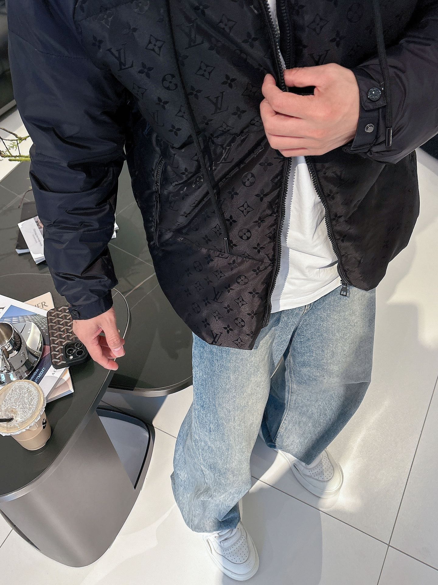 LV 官网款2025秋冬新款羽绒服。这款号称羽绒服届最高端的，全部90绒的三标齐全带着经典的Logo组合