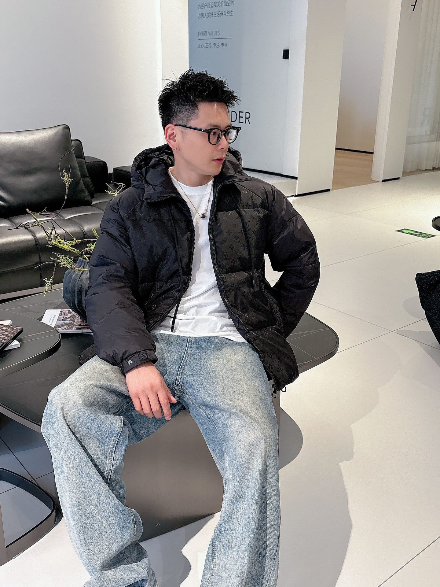 LV 官网款2025秋冬新款羽绒服。这款号称羽绒服届最高端的，全部90绒的三标齐全带着经典的Logo组合