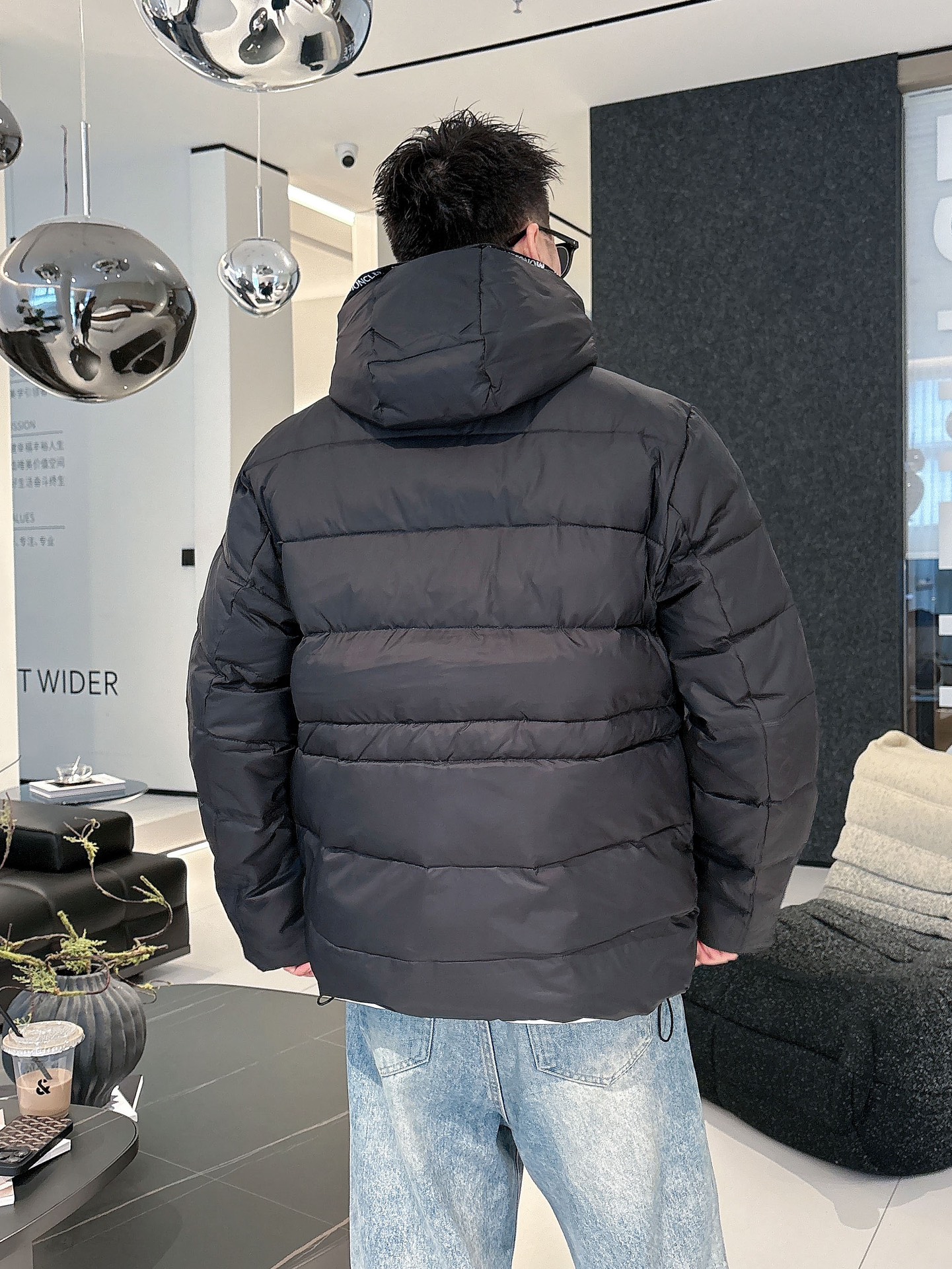 蒙口 官网款2025秋冬新款羽绒服。这款号称羽绒服届最高端的，全部90绒的三标齐全带着经典的Logo组合