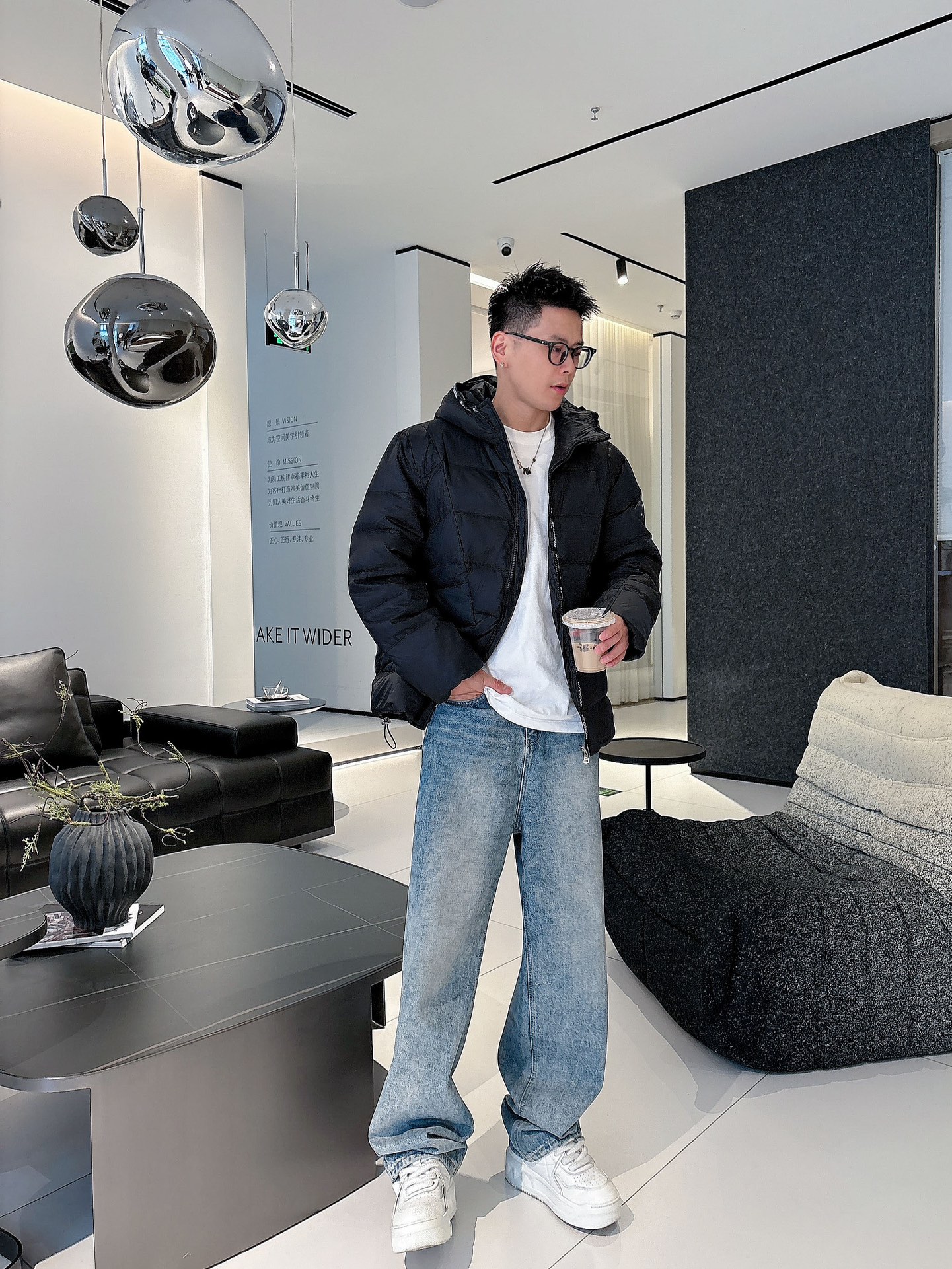 蒙口 官网款2025秋冬新款羽绒服。这款号称羽绒服届最高端的，全部90绒的三标齐全带着经典的Logo组合