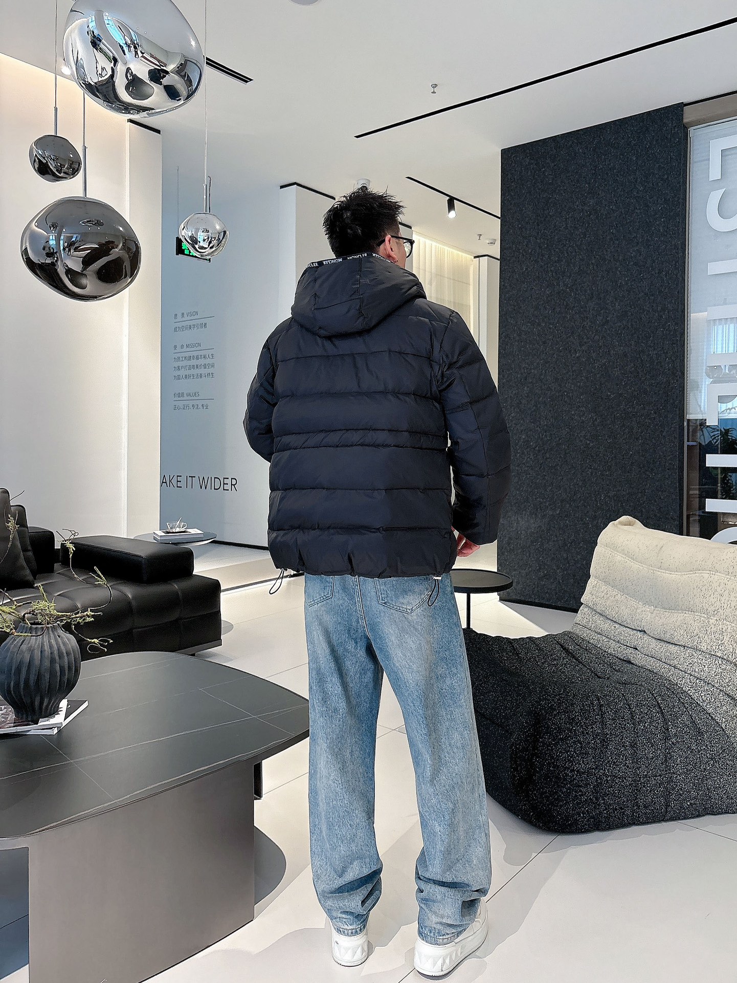 蒙口 官网款2025秋冬新款羽绒服。这款号称羽绒服届最高端的，全部90绒的三标齐全带着经典的Logo组合