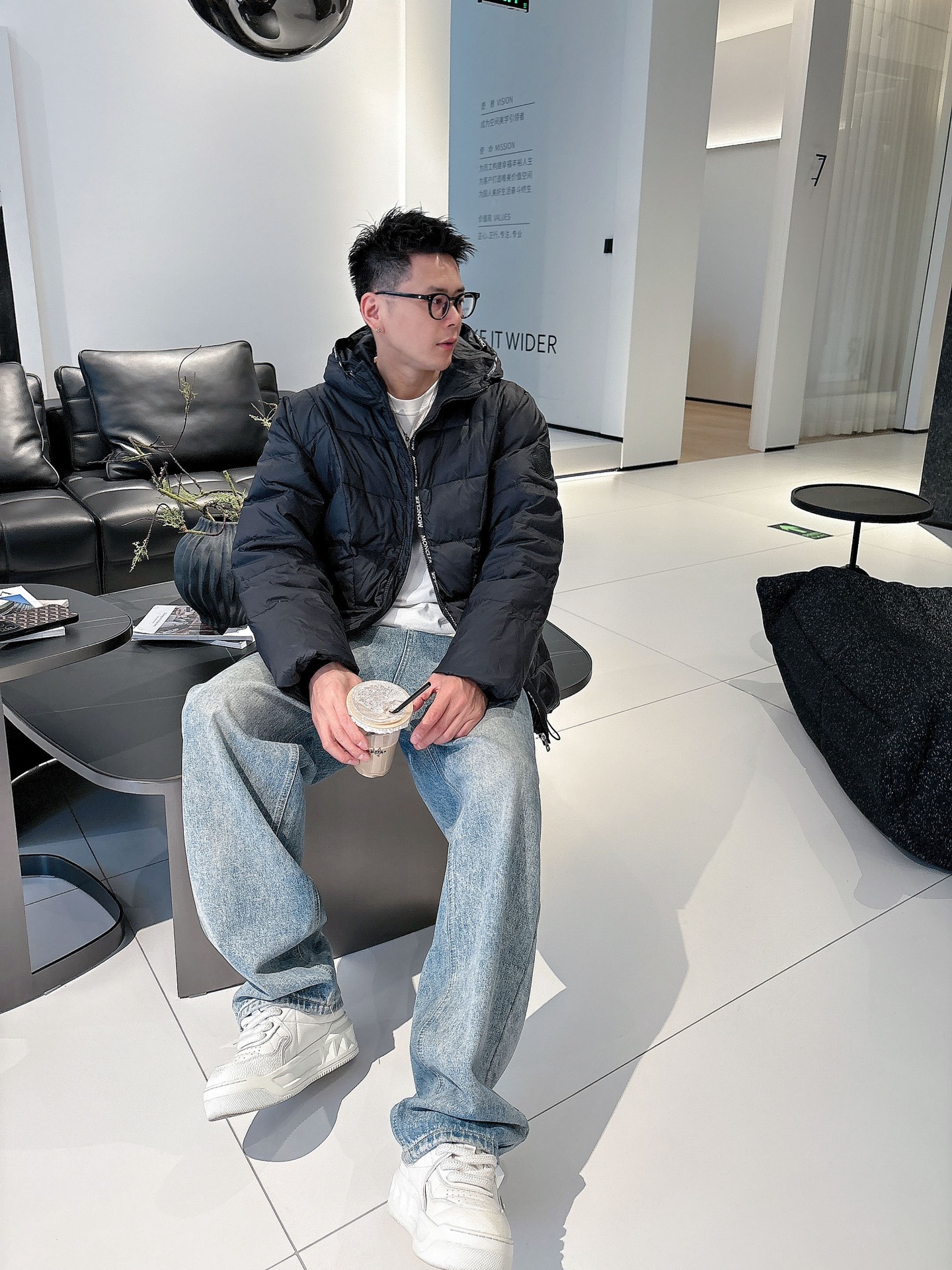 蒙口 官网款2025秋冬新款羽绒服。这款号称羽绒服届最高端的，全部90绒的三标齐全带着经典的Logo组合