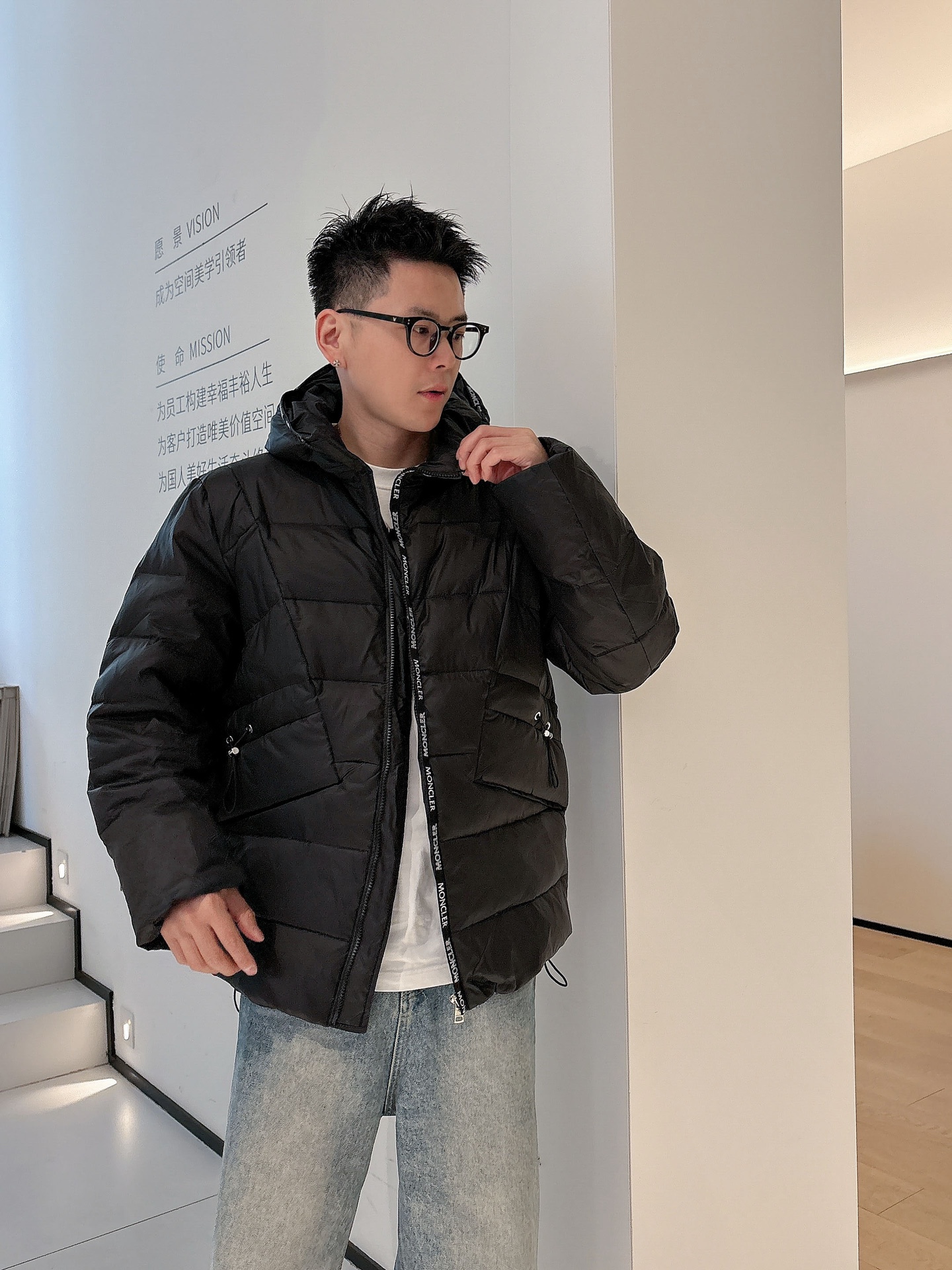 蒙口 官网款2025秋冬新款羽绒服。这款号称羽绒服届最高端的，全部90绒的三标齐全带着经典的Logo组合