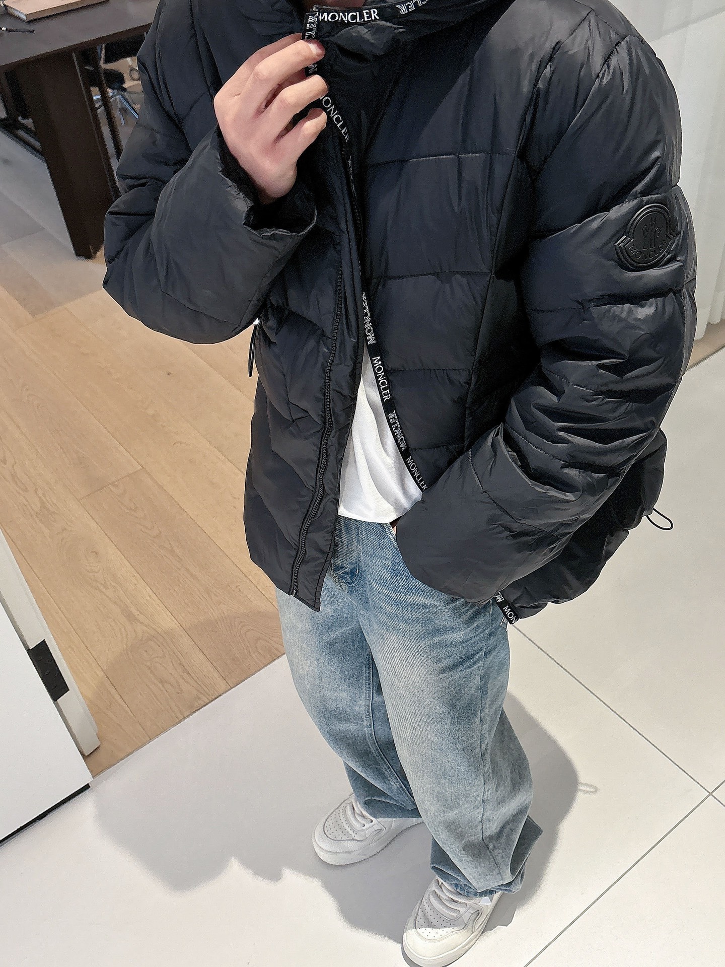 蒙口 官网款2025秋冬新款羽绒服。这款号称羽绒服届最高端的，全部90绒的三标齐全带着经典的Logo组合