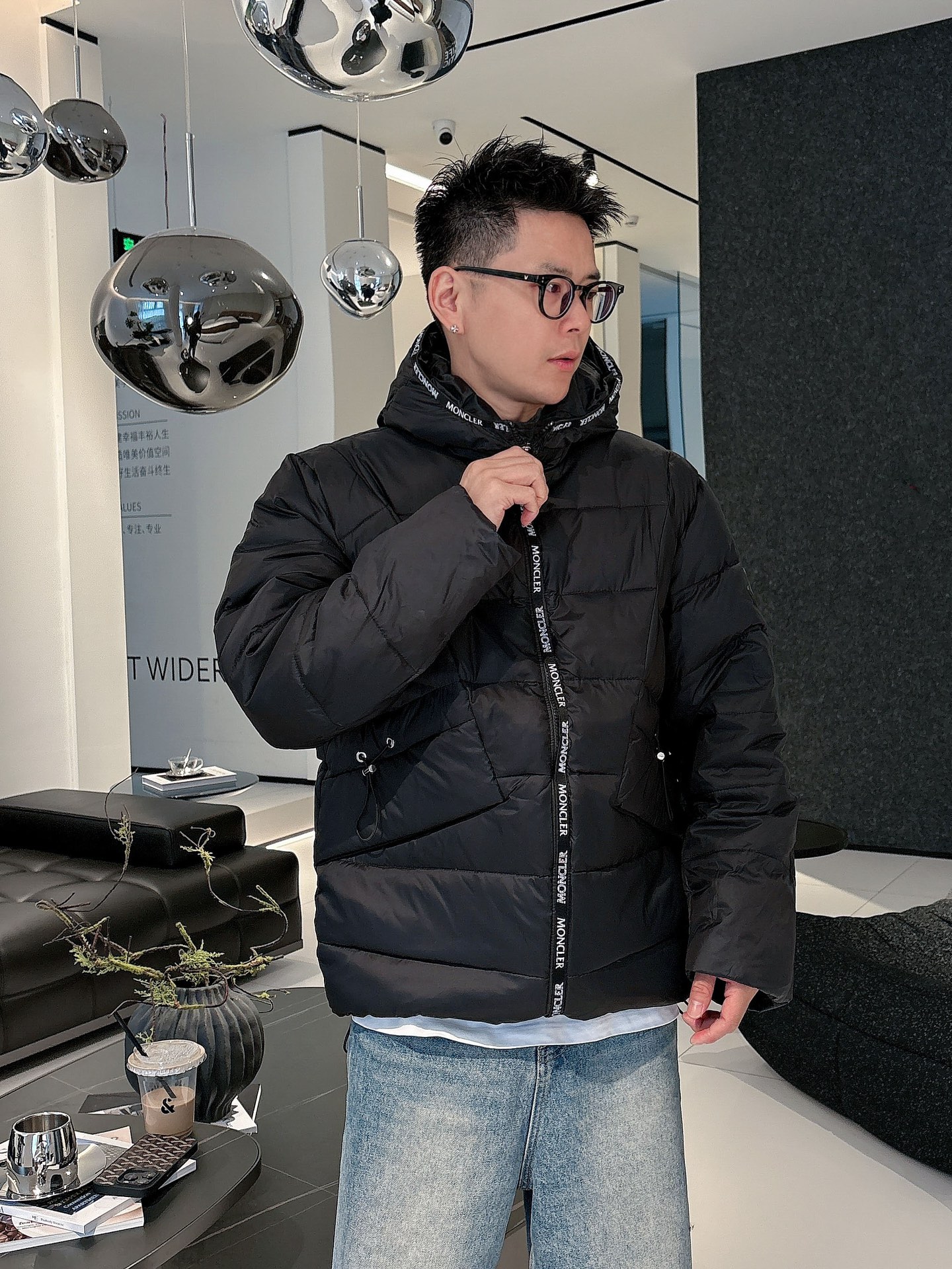 蒙口 官网款2025秋冬新款羽绒服。这款号称羽绒服届最高端的，全部90绒的三标齐全带着经典的Logo组合