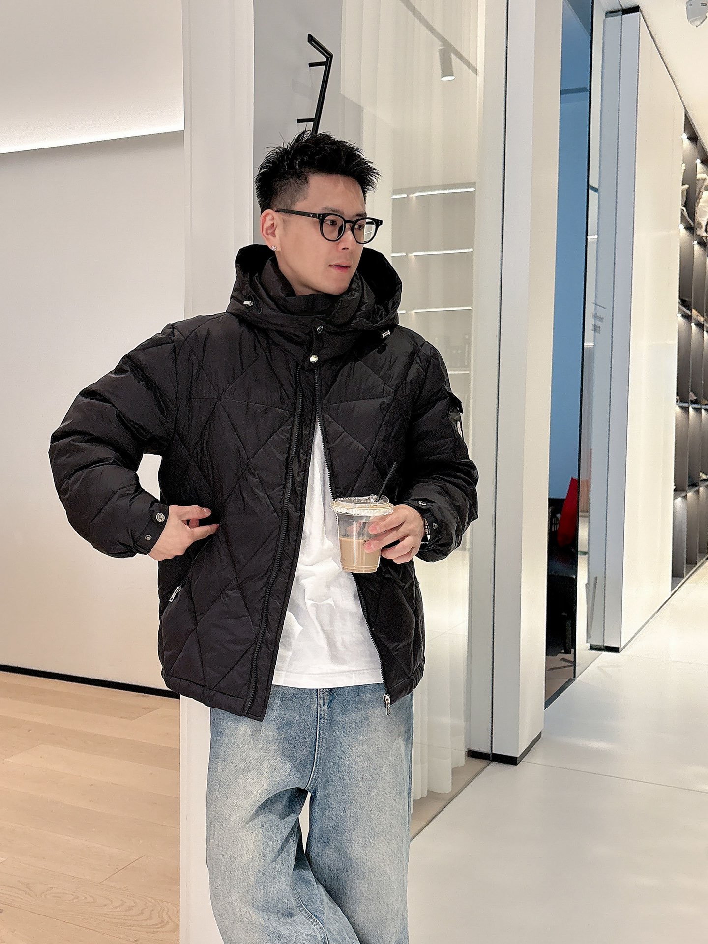 蒙口 官网款2025秋冬新款羽绒服。这款号称羽绒服届最高端的，全部90绒的三标齐全带着经典的Logo组合