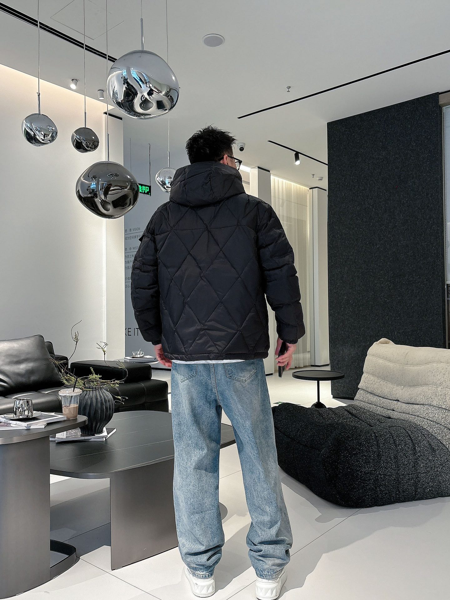 蒙口 官网款2025秋冬新款羽绒服。这款号称羽绒服届最高端的，全部90绒的三标齐全带着经典的Logo组合