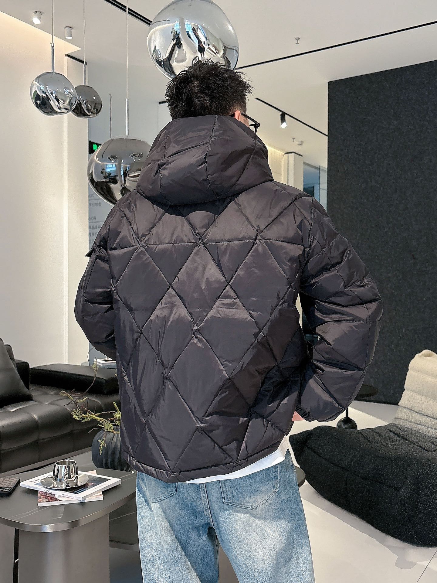 蒙口 官网款2025秋冬新款羽绒服。这款号称羽绒服届最高端的，全部90绒的三标齐全带着经典的Logo组合