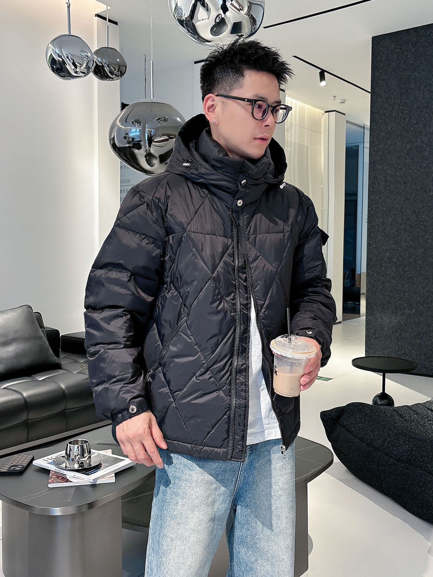 蒙口 官网款2025秋冬新款羽绒服。这款号称羽绒服届最高端的，全部90绒的三标齐全带着经典的Logo组合