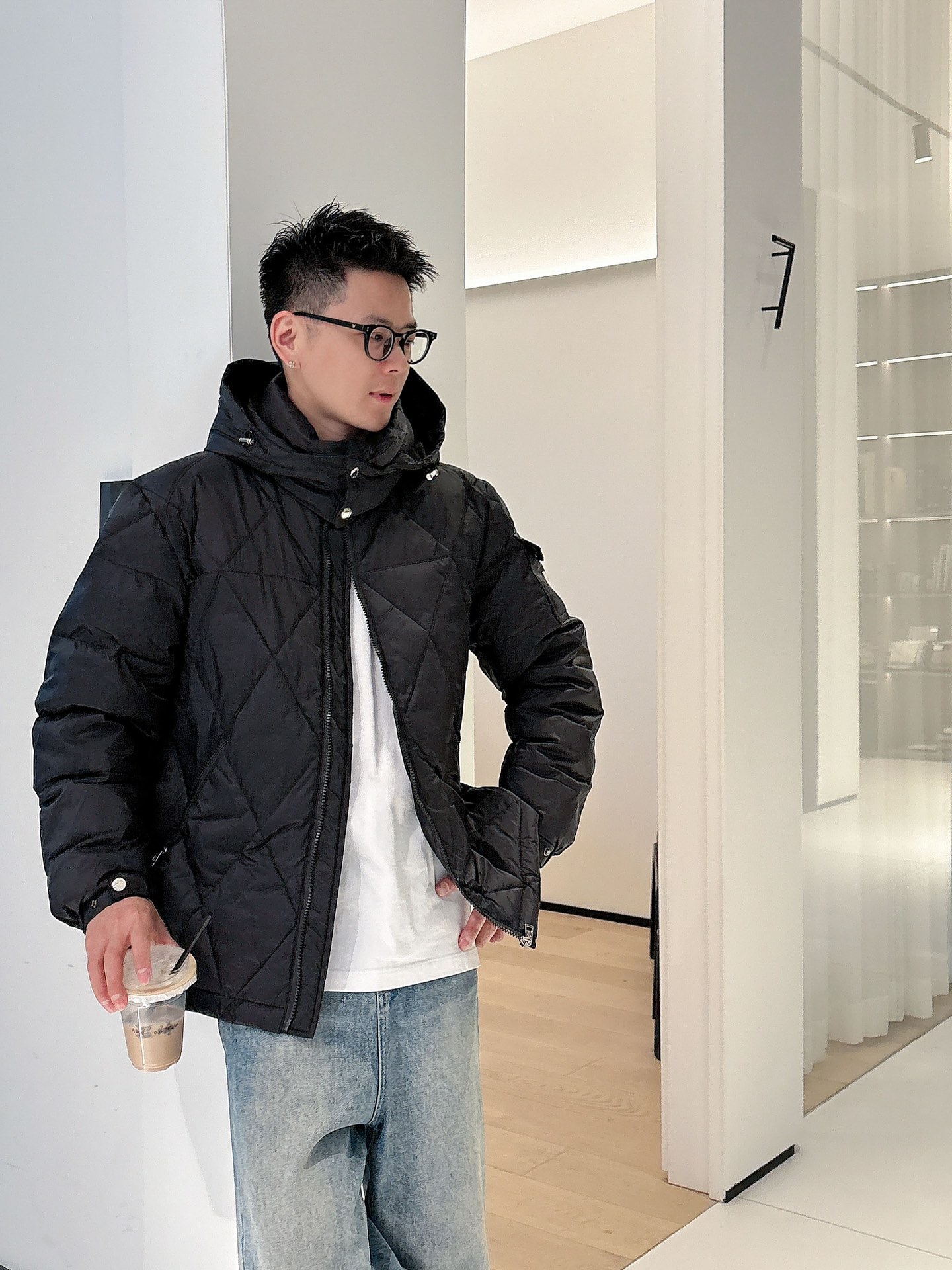 蒙口 官网款2025秋冬新款羽绒服。这款号称羽绒服届最高端的，全部90绒的三标齐全带着经典的Logo组合