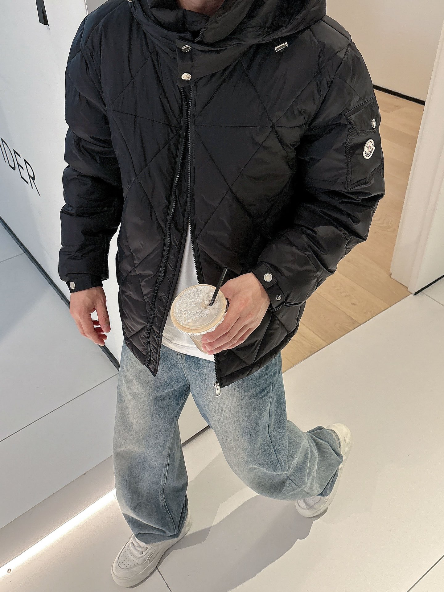 蒙口 官网款2025秋冬新款羽绒服。这款号称羽绒服届最高端的，全部90绒的三标齐全带着经典的Logo组合