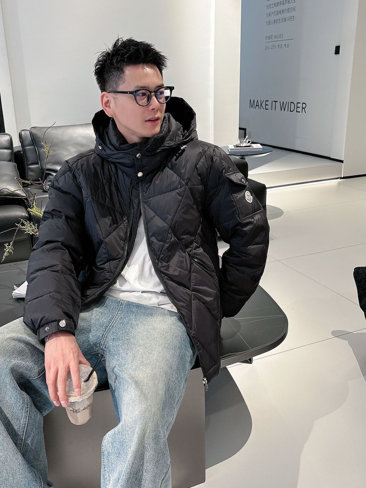 蒙口 官网款2025秋冬新款羽绒服。这款号称羽绒服届最高端的，全部90绒的三标齐全带着经典的Logo组合