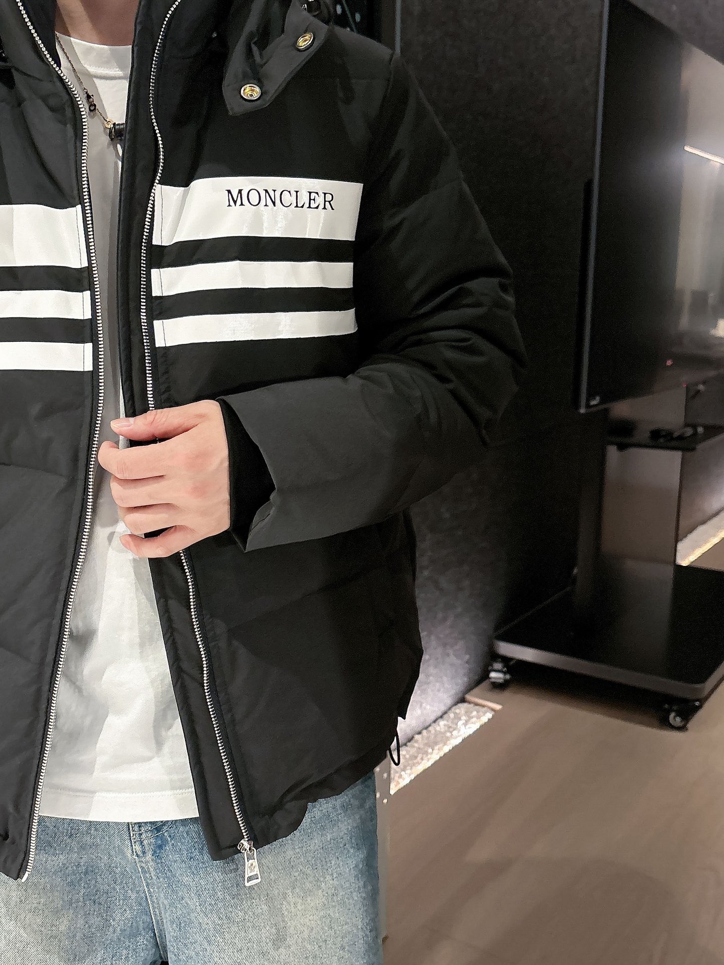 蒙口 官网款2025秋冬新款羽绒服。这款号称羽绒服届最高端的，全部90绒的三标齐全带着经典的Logo组合