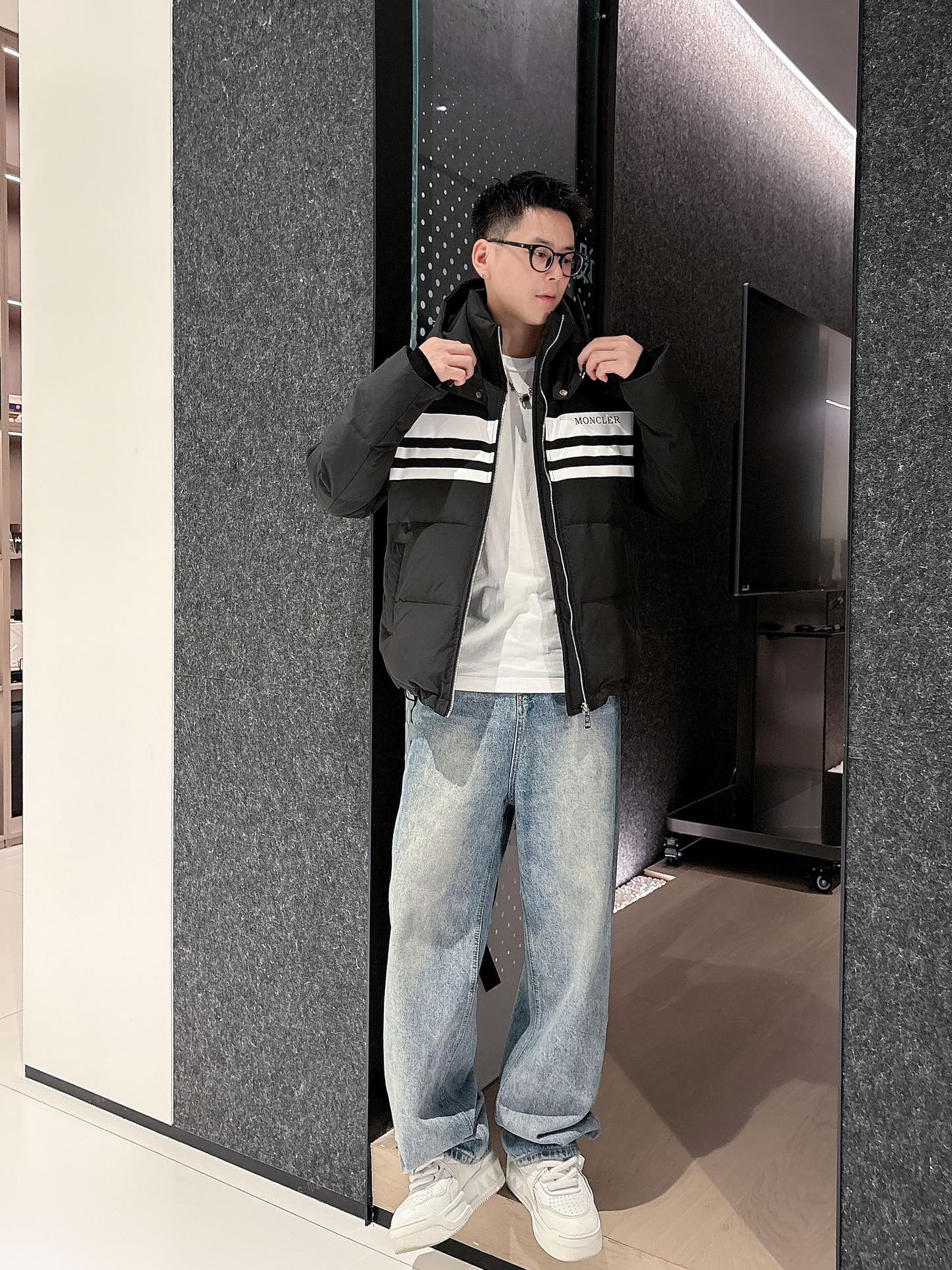 蒙口 官网款2025秋冬新款羽绒服。这款号称羽绒服届最高端的，全部90绒的三标齐全带着经典的Logo组合