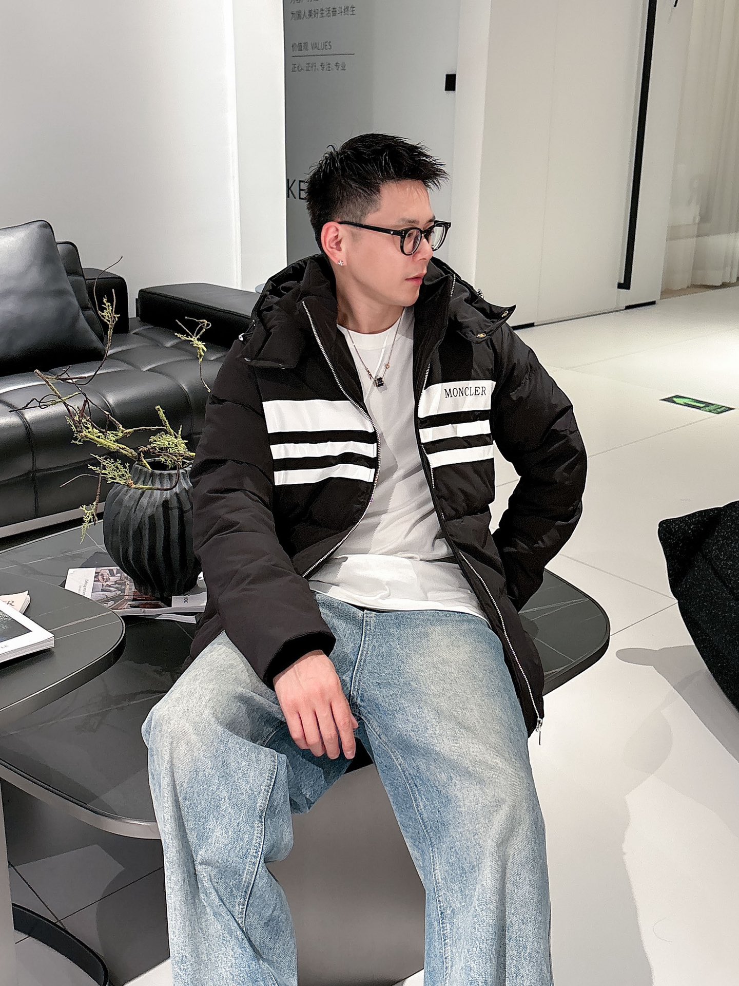 蒙口 官网款2025秋冬新款羽绒服。这款号称羽绒服届最高端的，全部90绒的三标齐全带着经典的Logo组合