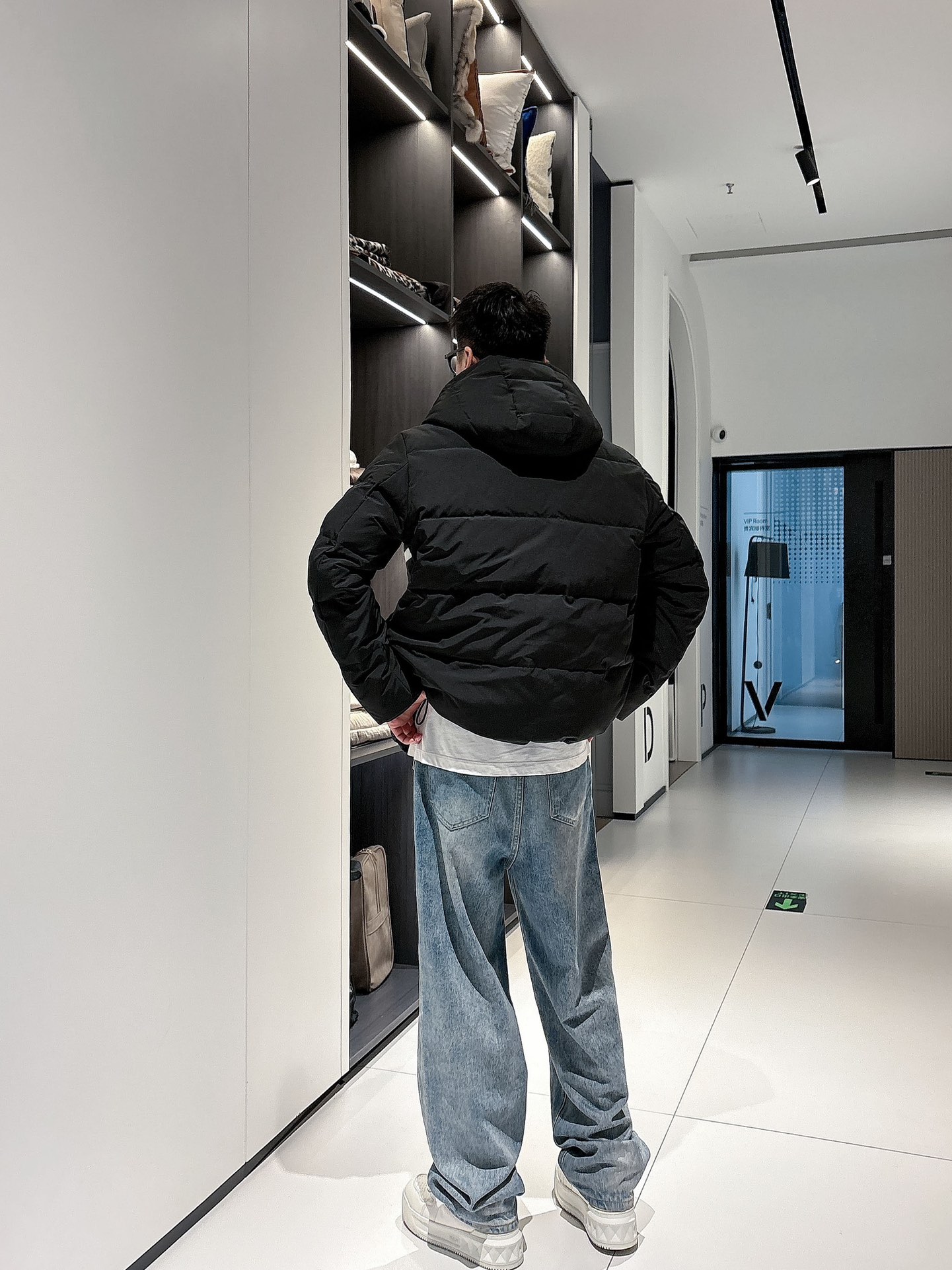 蒙口 官网款2025秋冬新款羽绒服。这款号称羽绒服届最高端的，全部90绒的三标齐全带着经典的Logo组合