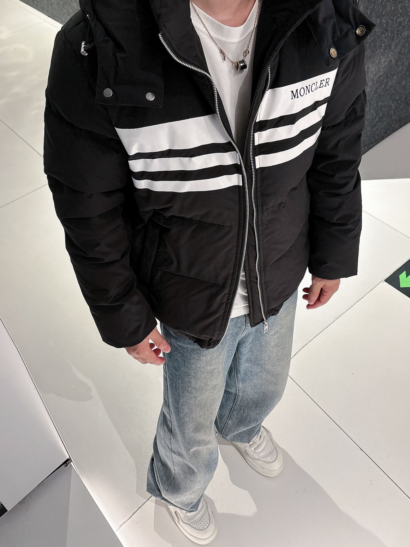 蒙口 官网款2025秋冬新款羽绒服。这款号称羽绒服届最高端的，全部90绒的三标齐全带着经典的Logo组合