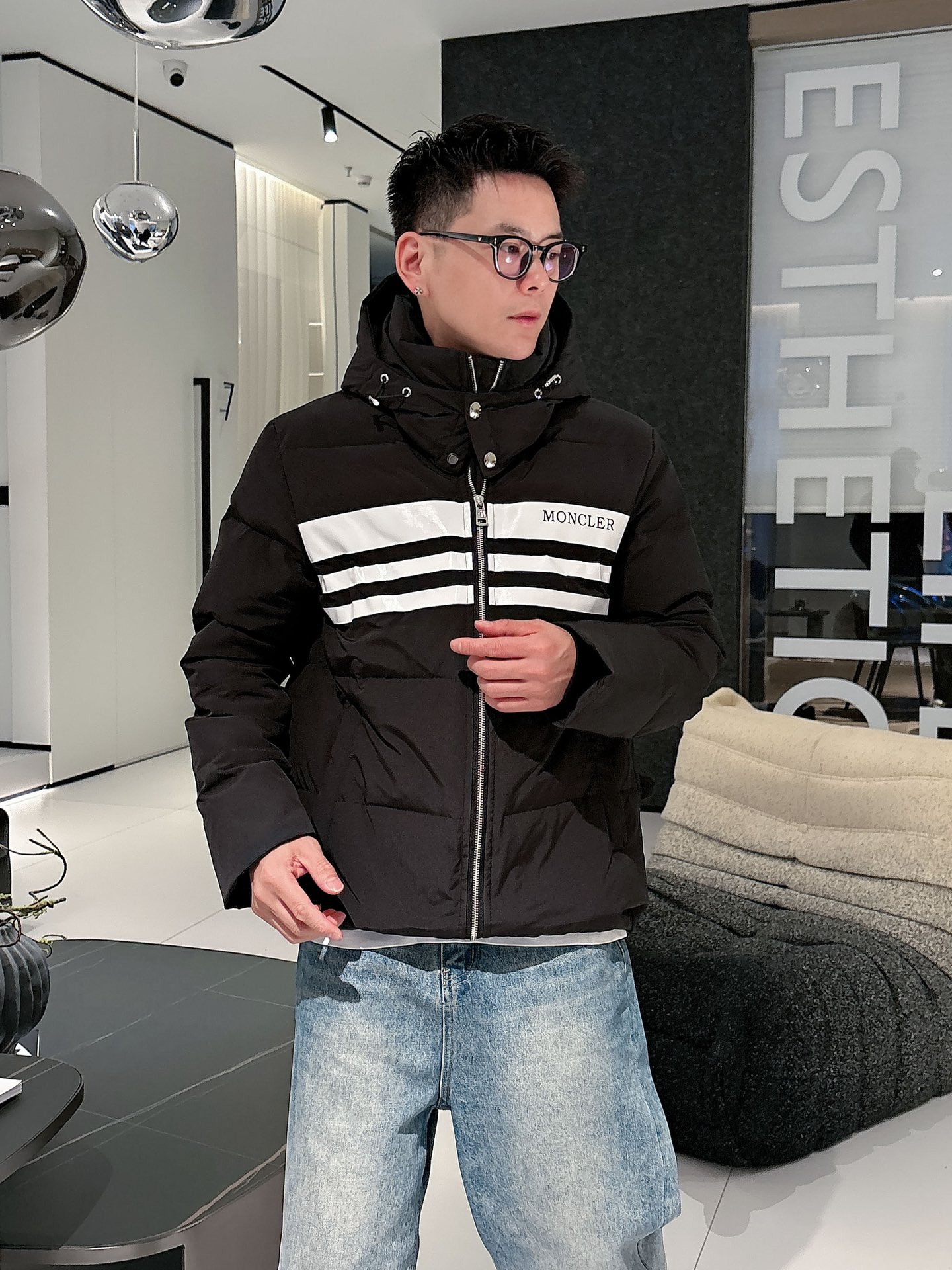 蒙口 官网款2025秋冬新款羽绒服。这款号称羽绒服届最高端的，全部90绒的三标齐全带着经典的Logo组合