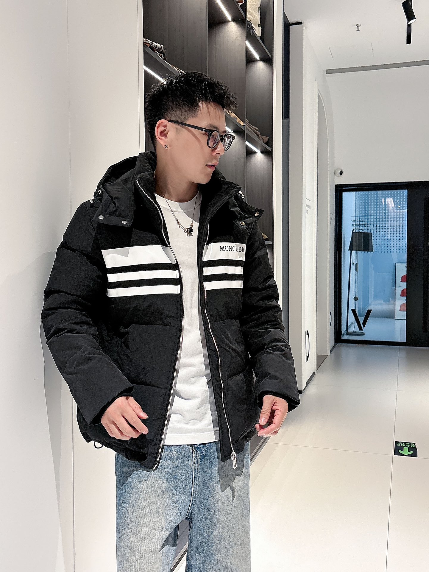 蒙口 官网款2025秋冬新款羽绒服。这款号称羽绒服届最高端的，全部90绒的三标齐全带着经典的Logo组合