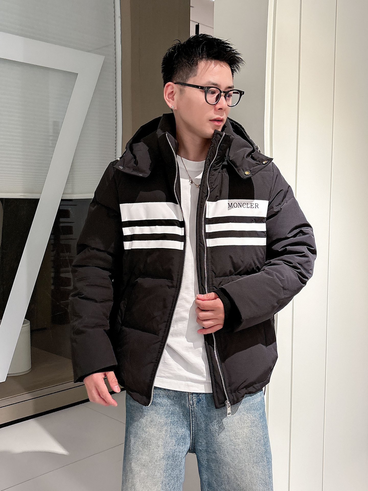 蒙口 官网款2025秋冬新款羽绒服。这款号称羽绒服届最高端的，全部90绒的三标齐全带着经典的Logo组合