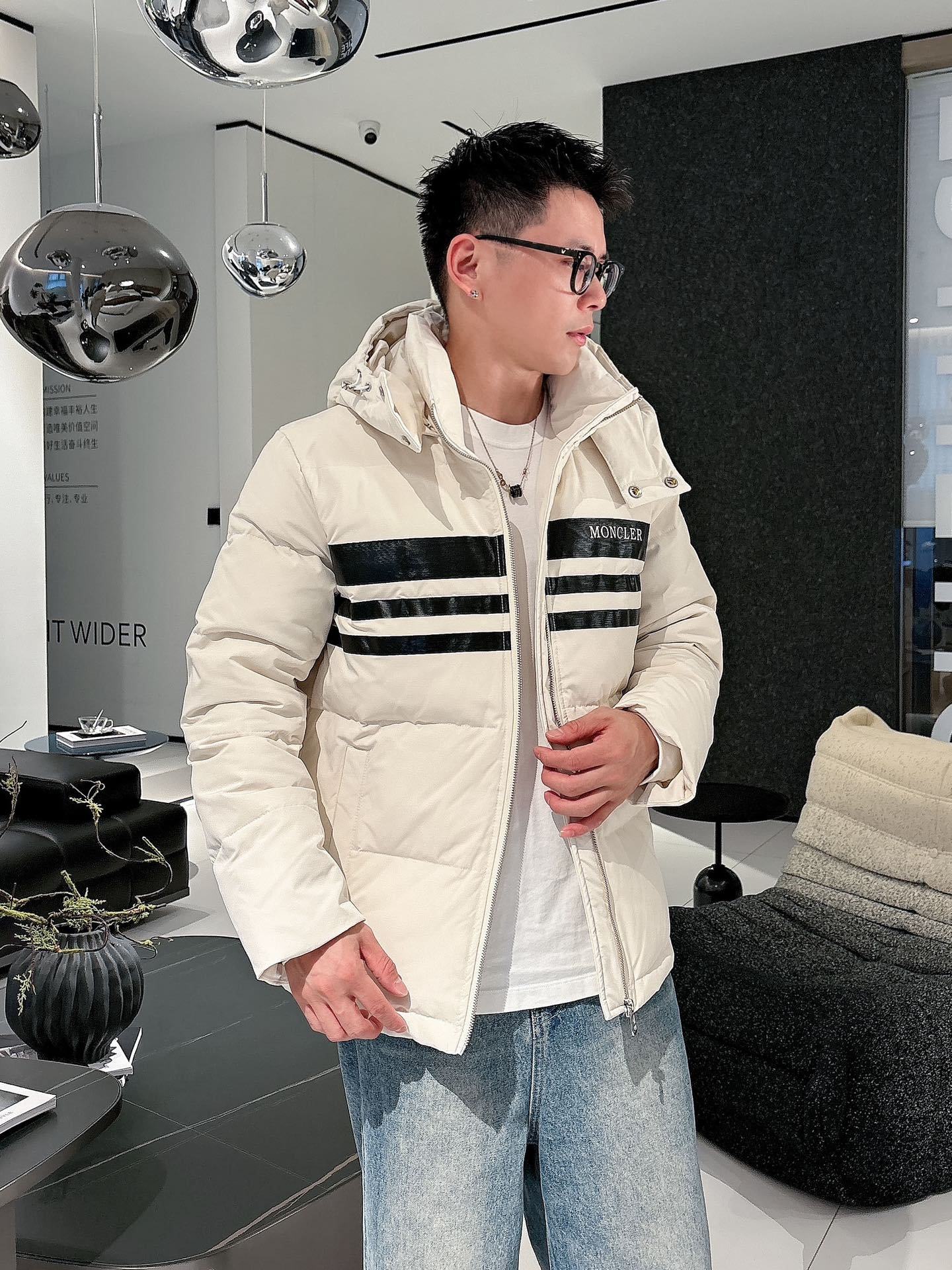 蒙口 官网款2025秋冬新款羽绒服。这款号称羽绒服届最高端的，全部90绒的三标齐全带着经典的Logo组合