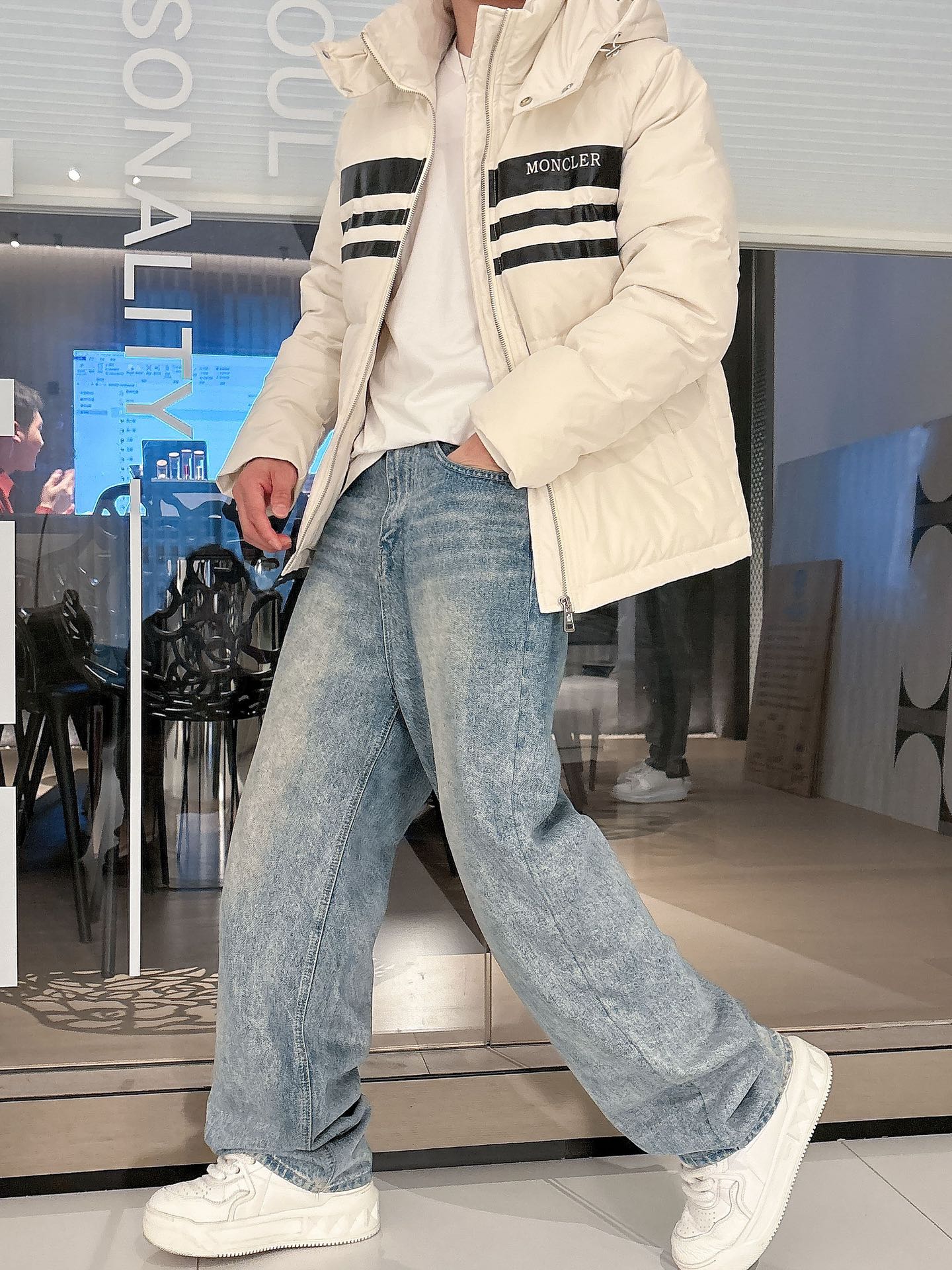 蒙口 官网款2025秋冬新款羽绒服。这款号称羽绒服届最高端的，全部90绒的三标齐全带着经典的Logo组合