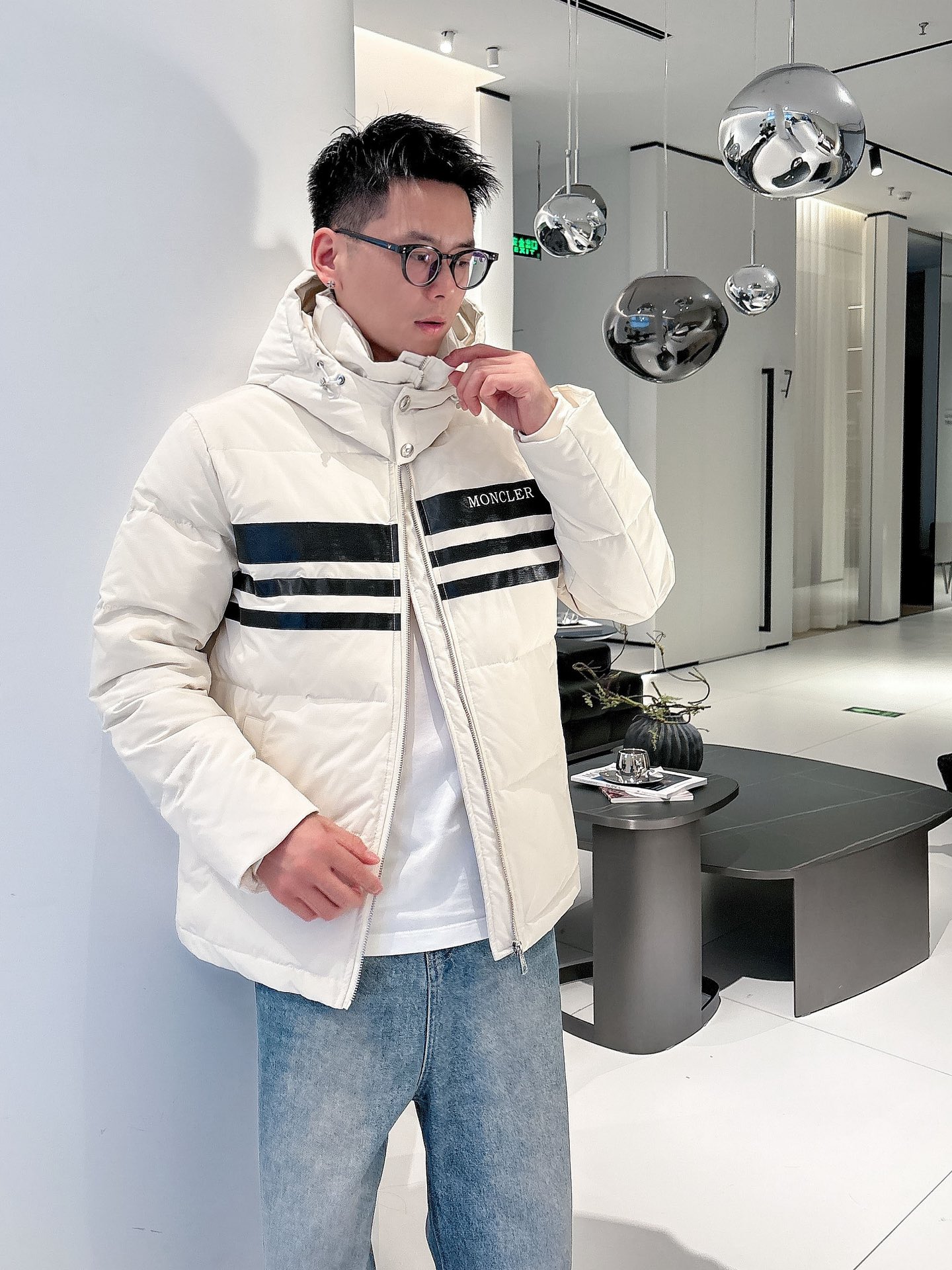 蒙口 官网款2025秋冬新款羽绒服。这款号称羽绒服届最高端的，全部90绒的三标齐全带着经典的Logo组合