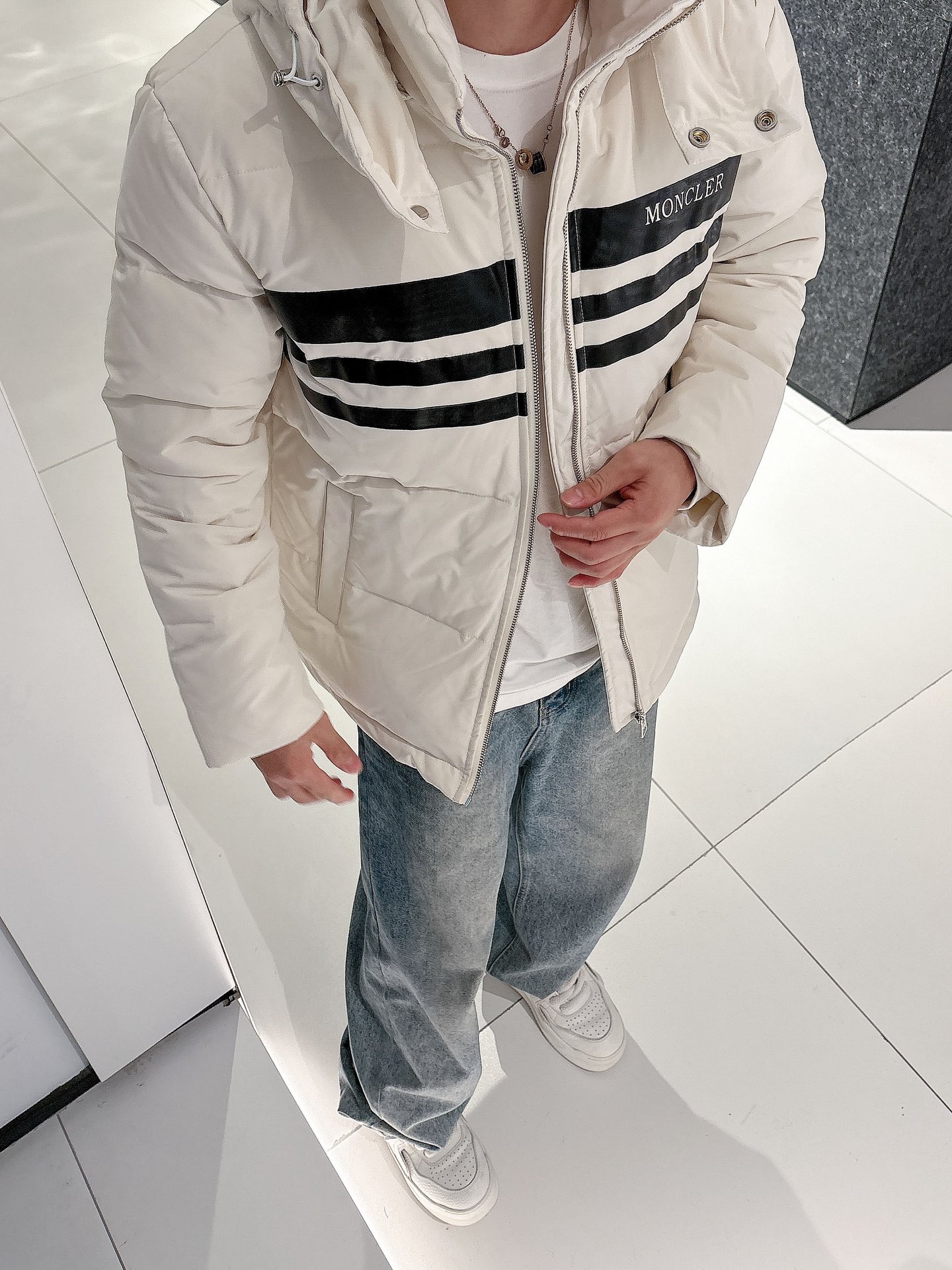 蒙口 官网款2025秋冬新款羽绒服。这款号称羽绒服届最高端的，全部90绒的三标齐全带着经典的Logo组合