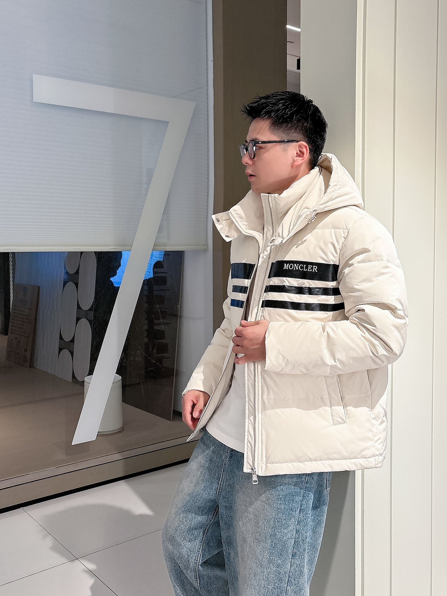 蒙口 官网款2025秋冬新款羽绒服。这款号称羽绒服届最高端的，全部90绒的三标齐全带着经典的Logo组合