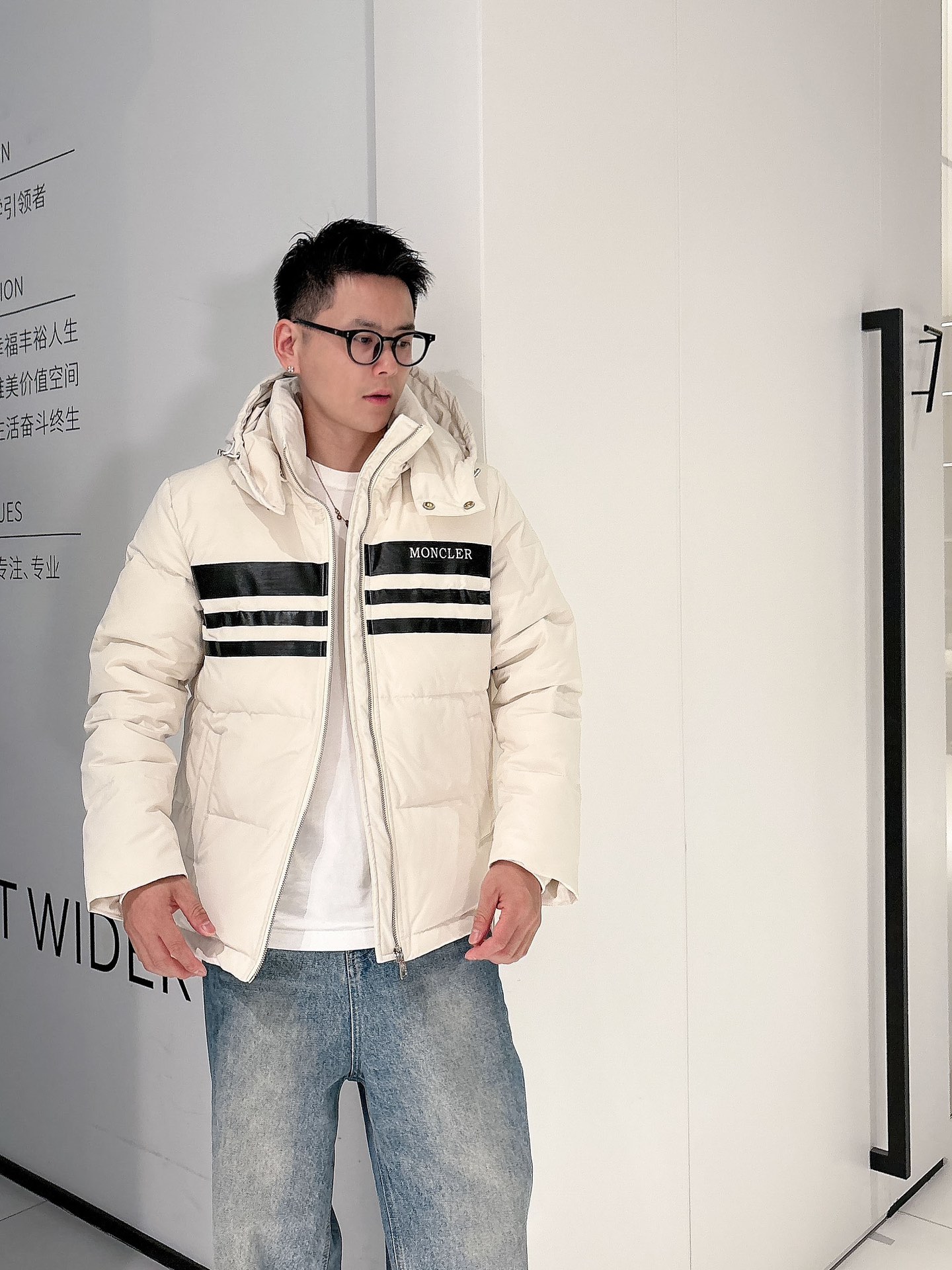 蒙口 官网款2025秋冬新款羽绒服。这款号称羽绒服届最高端的，全部90绒的三标齐全带着经典的Logo组合