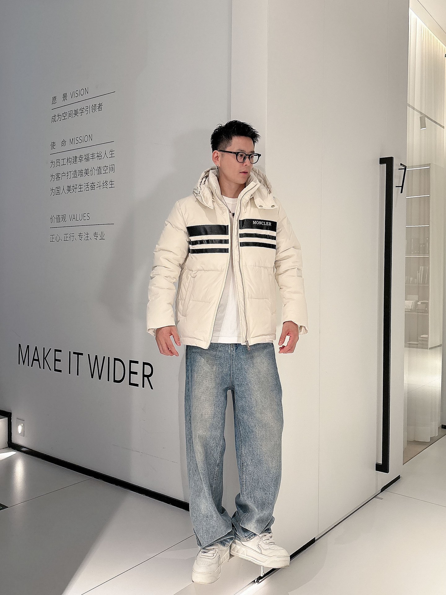 蒙口 官网款2025秋冬新款羽绒服。这款号称羽绒服届最高端的，全部90绒的三标齐全带着经典的Logo组合