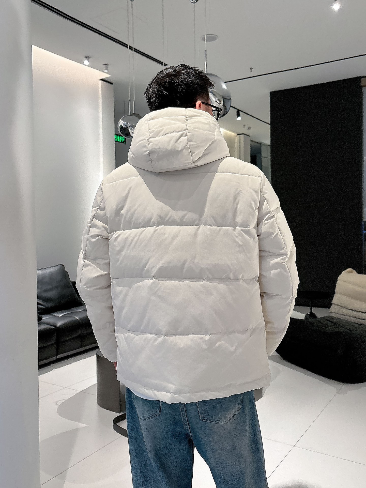 蒙口 官网款2025秋冬新款羽绒服。这款号称羽绒服届最高端的，全部90绒的三标齐全带着经典的Logo组合